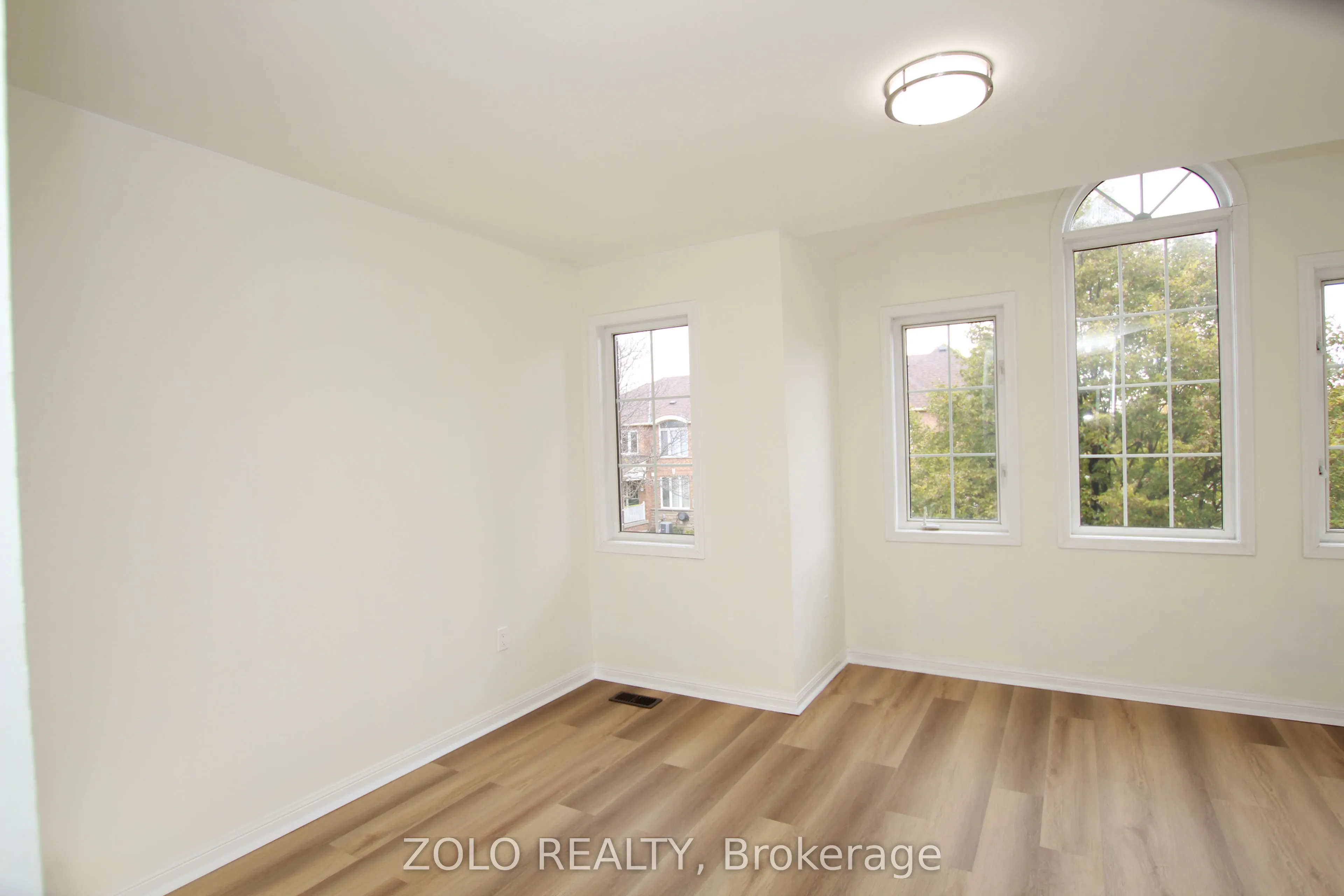 226 Equator Crescent N