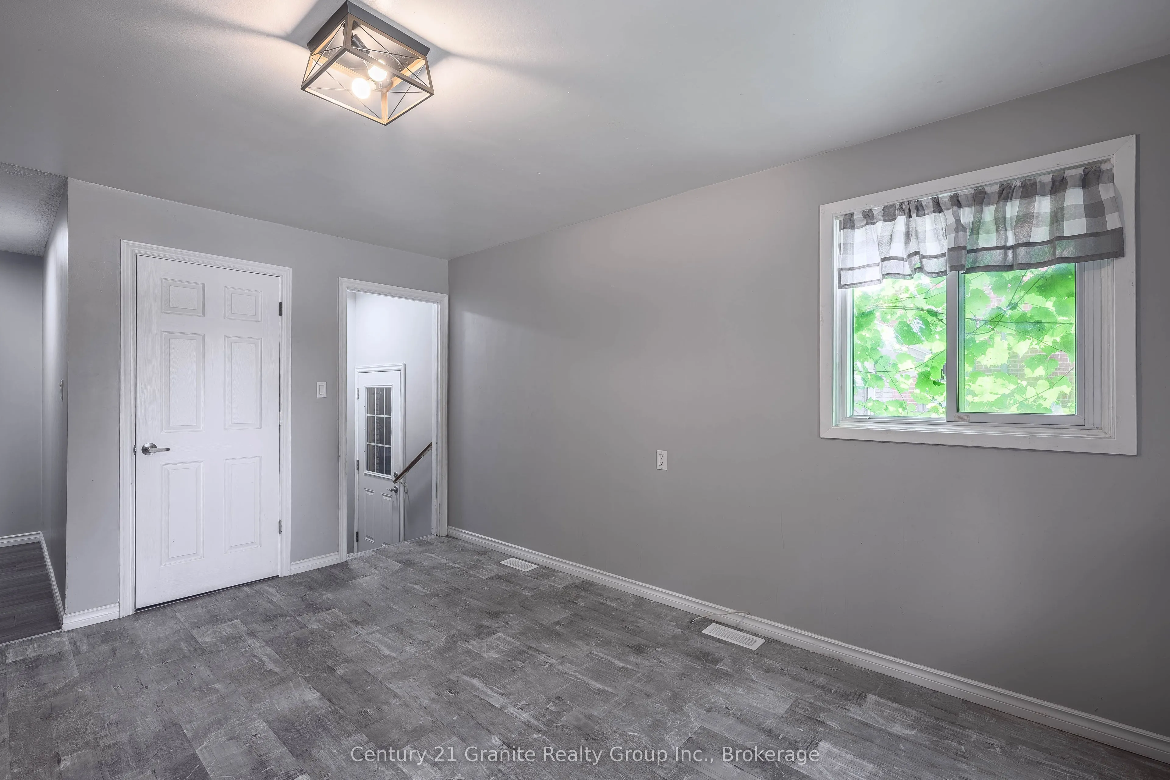 55 Wellington Street E