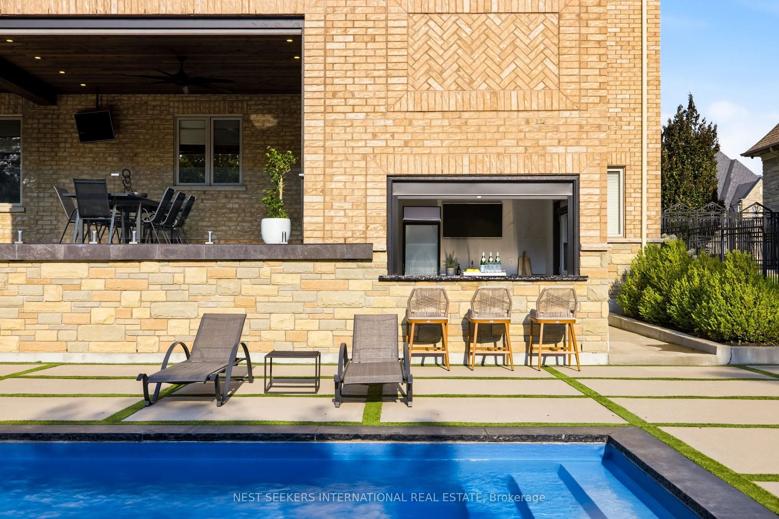 18 Westbrooke Boulevard