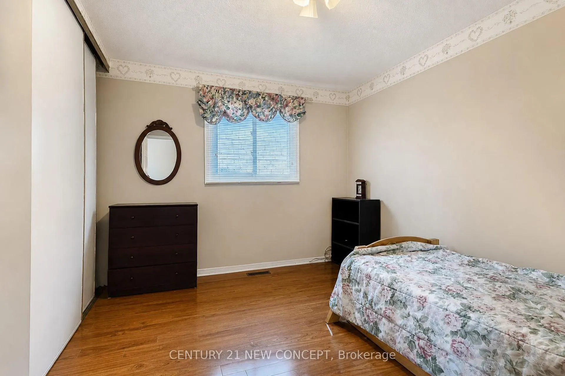 8 Millcroft Way