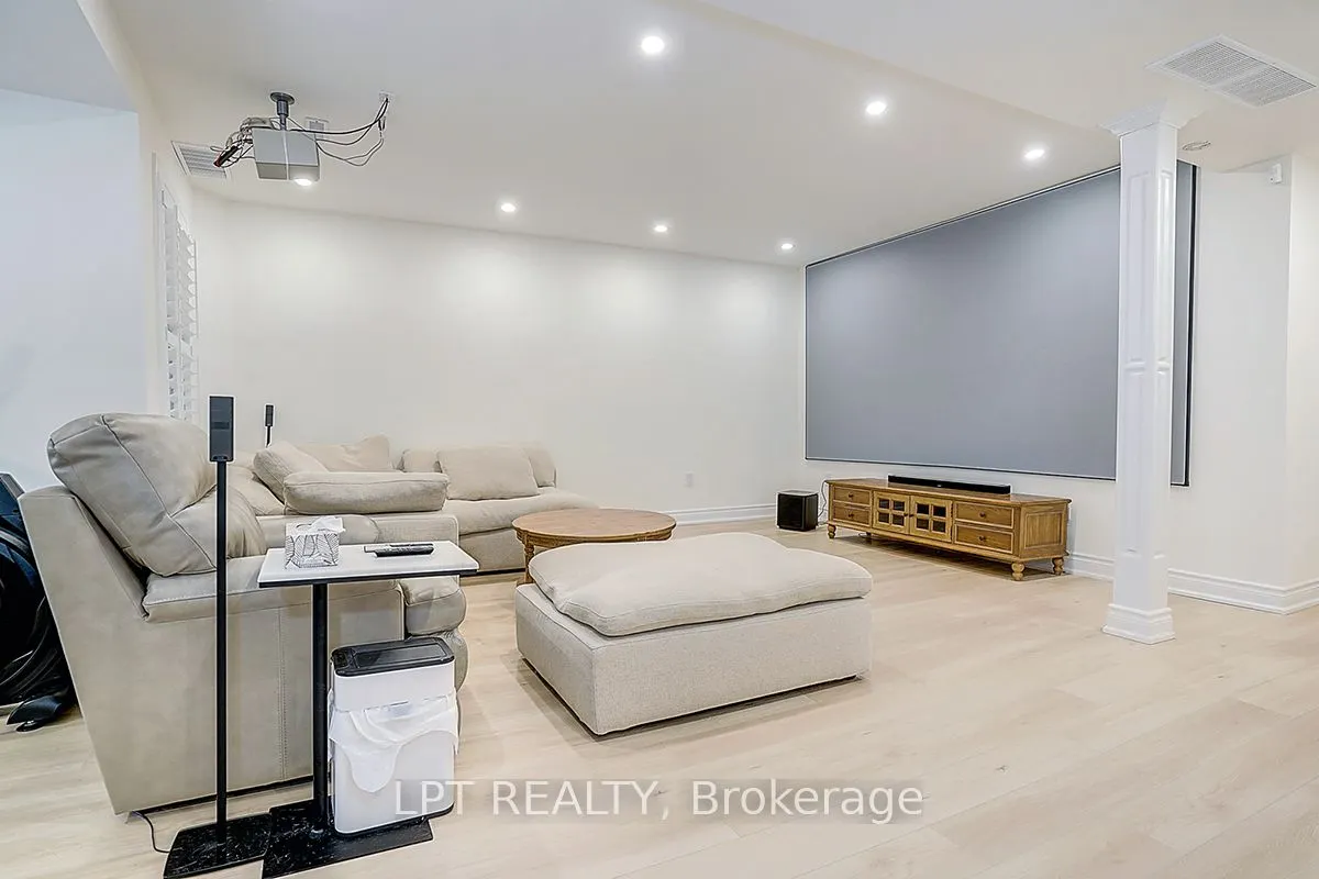 585 Holgate Circle