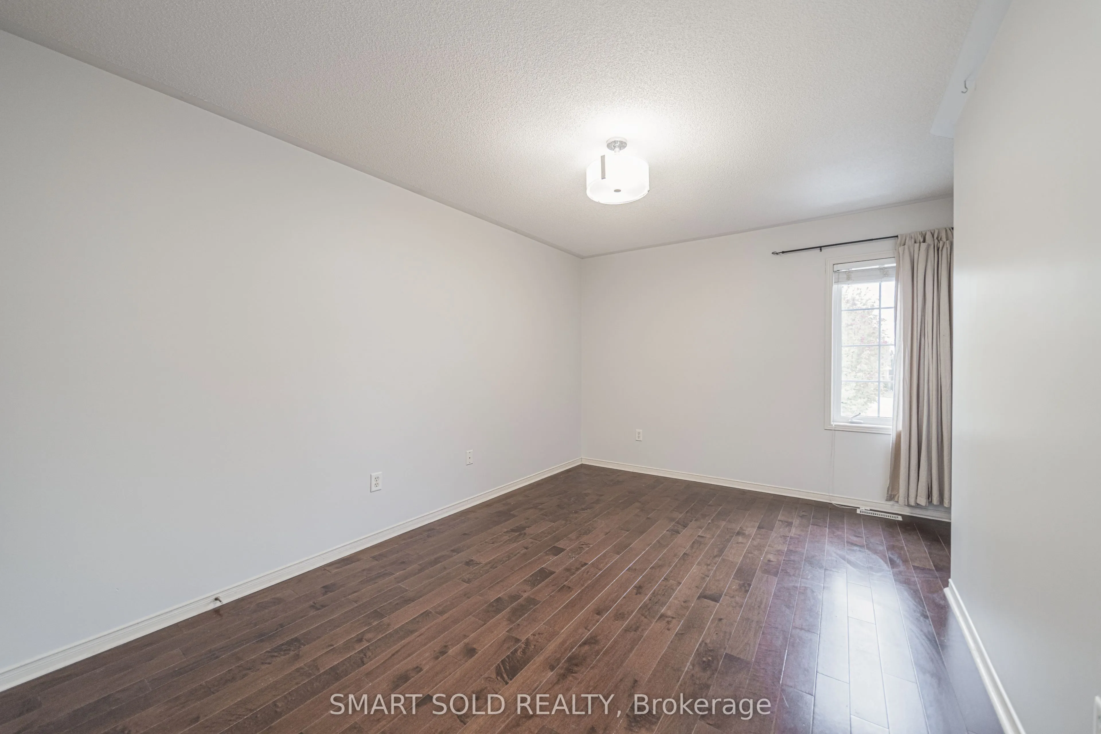 16 Courtney Crescent