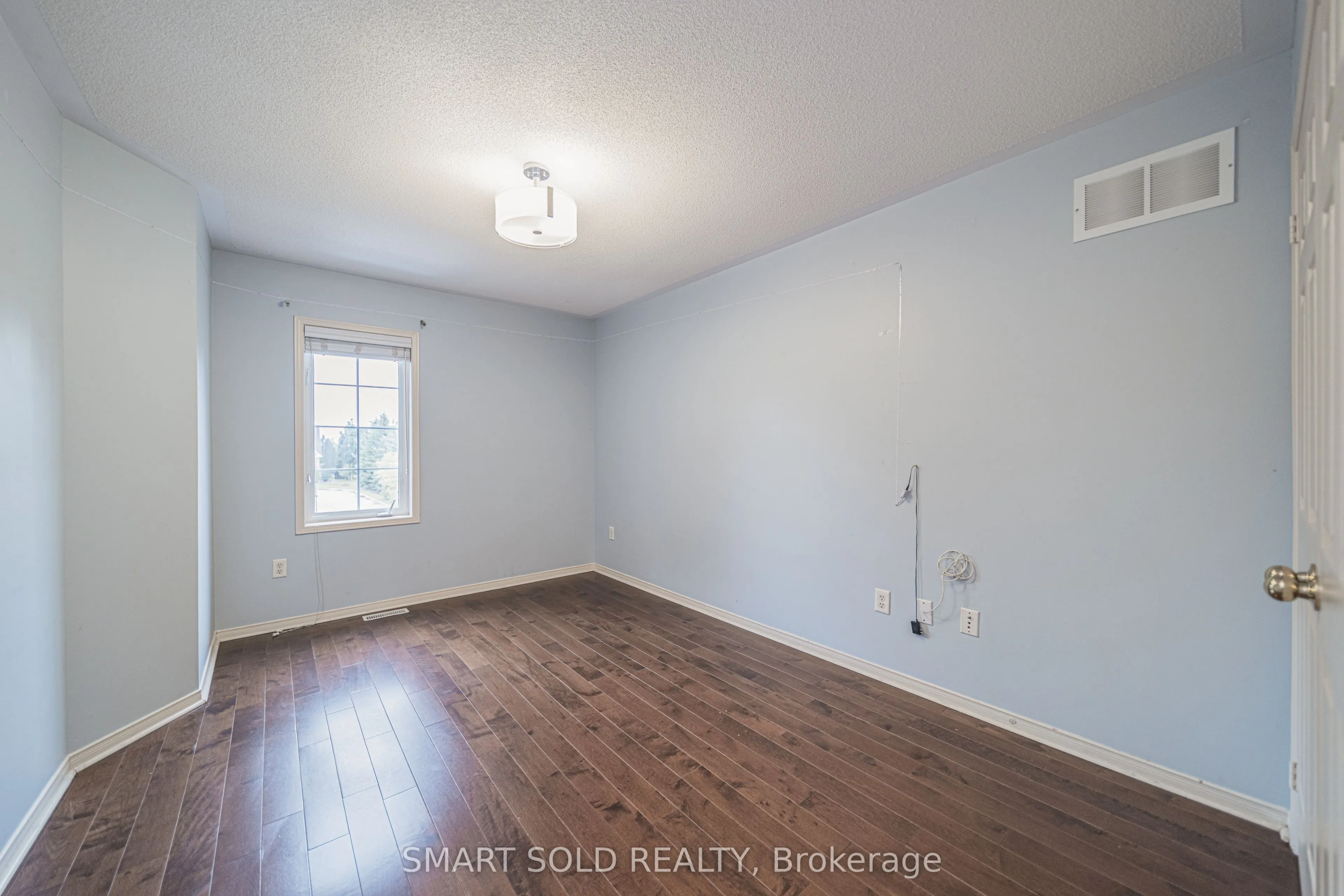 16 Courtney Crescent