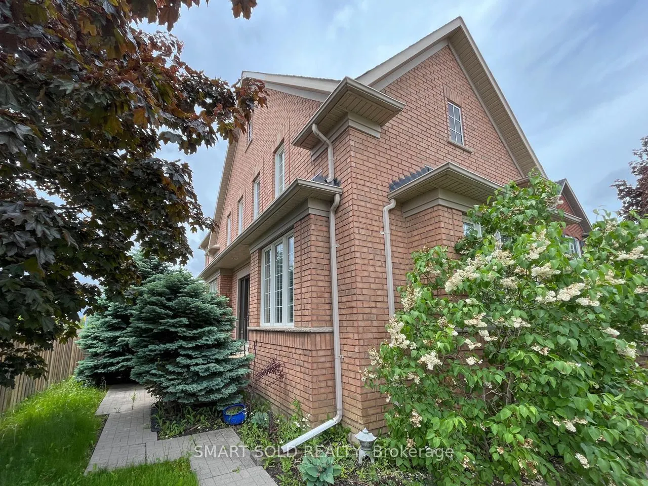 16 Courtney Crescent