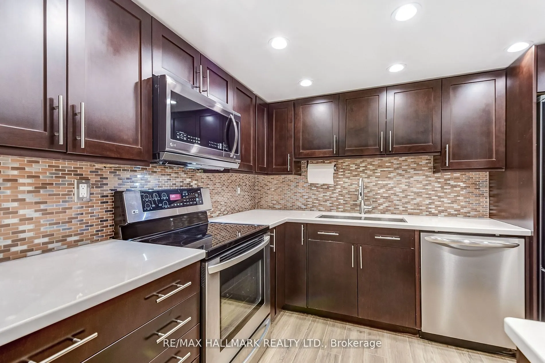20 Harding Boulevard W #1211