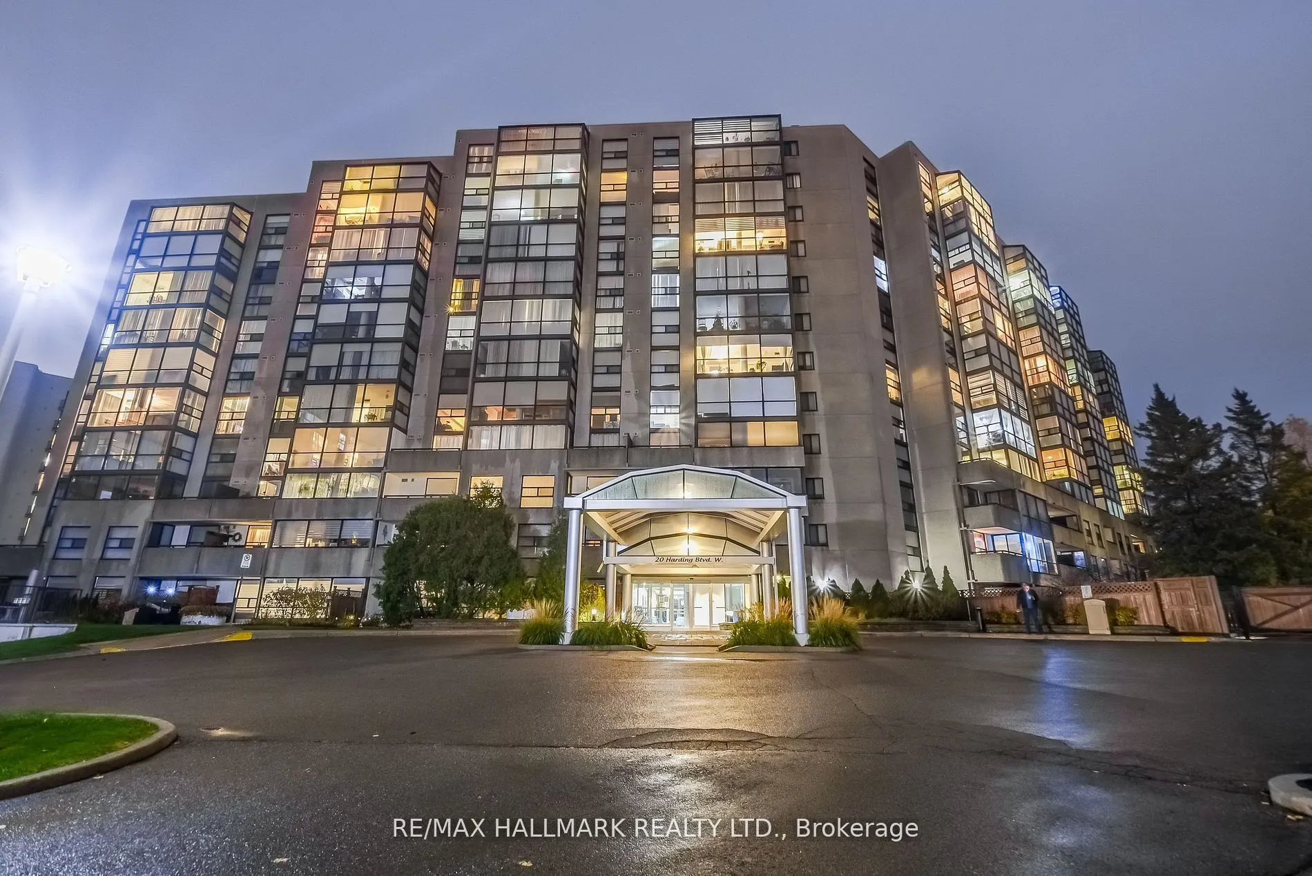 20 Harding Boulevard W #1211