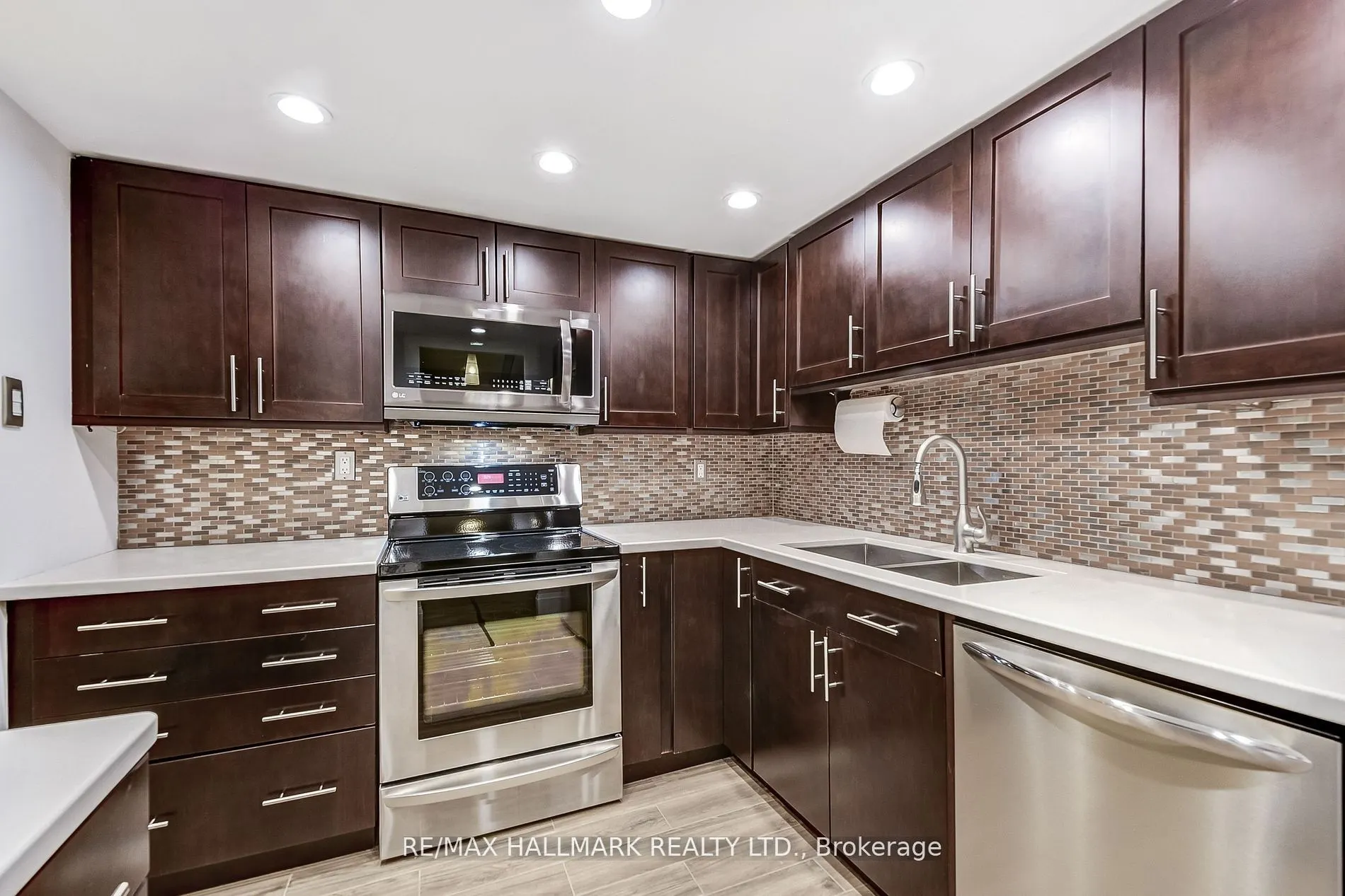 20 Harding Boulevard W #1211