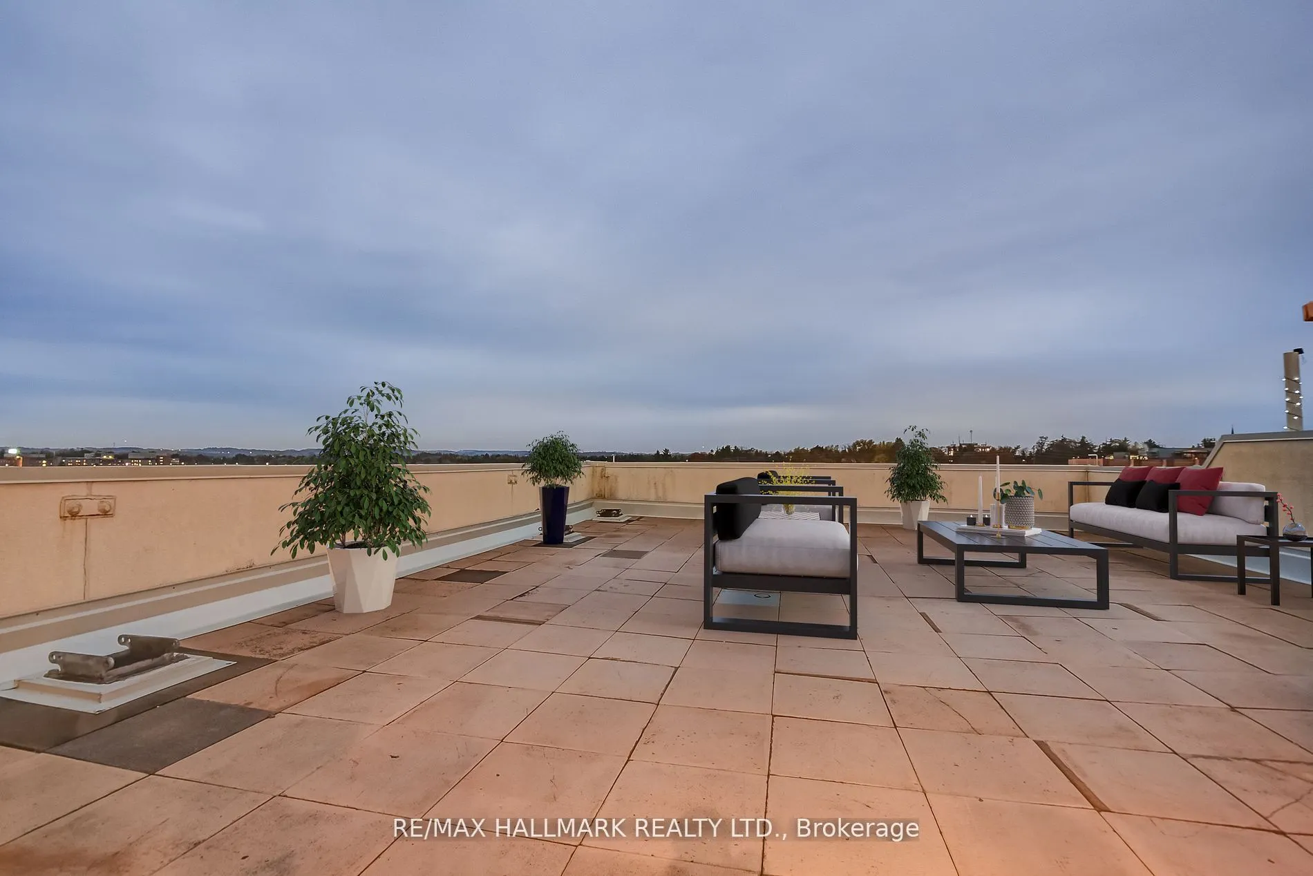 20 Harding Boulevard W #1211