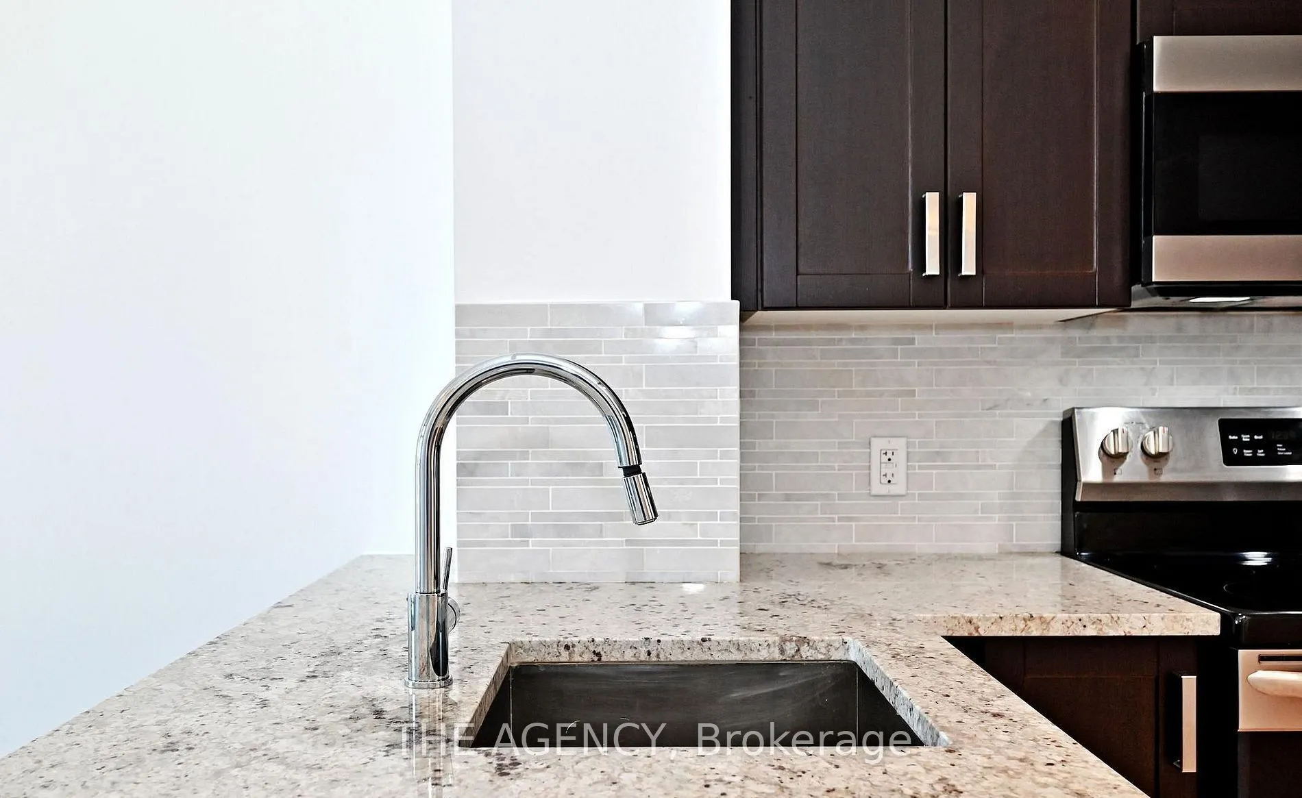 11611 Yonge Street #809