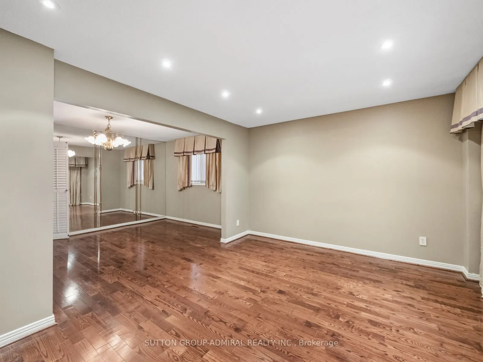 19 Jessica Gardens