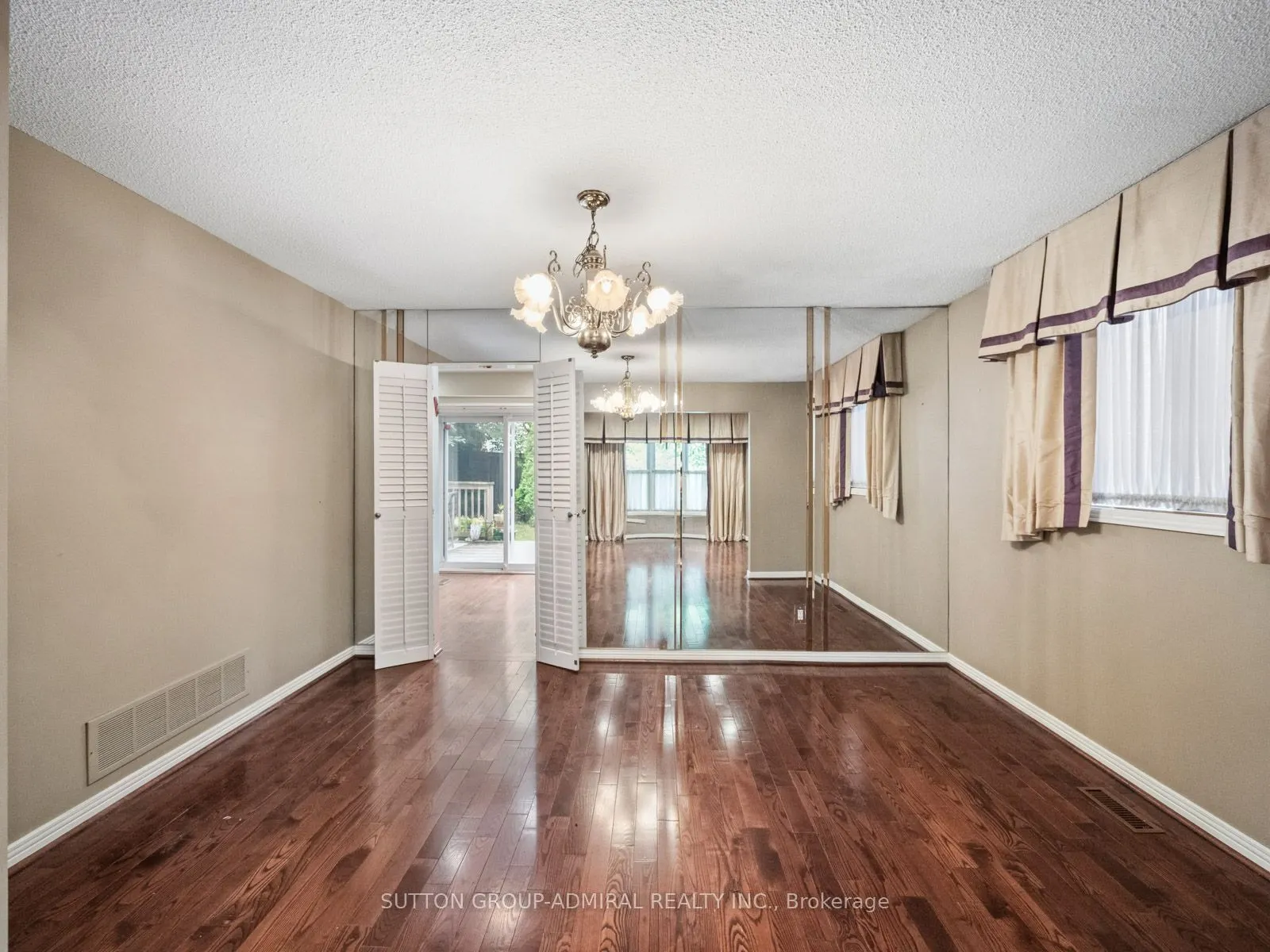 19 Jessica Gardens