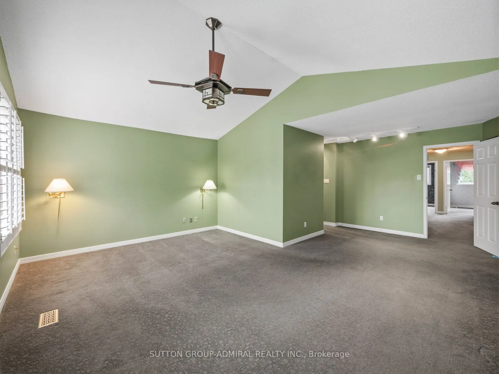 19 Jessica Gardens