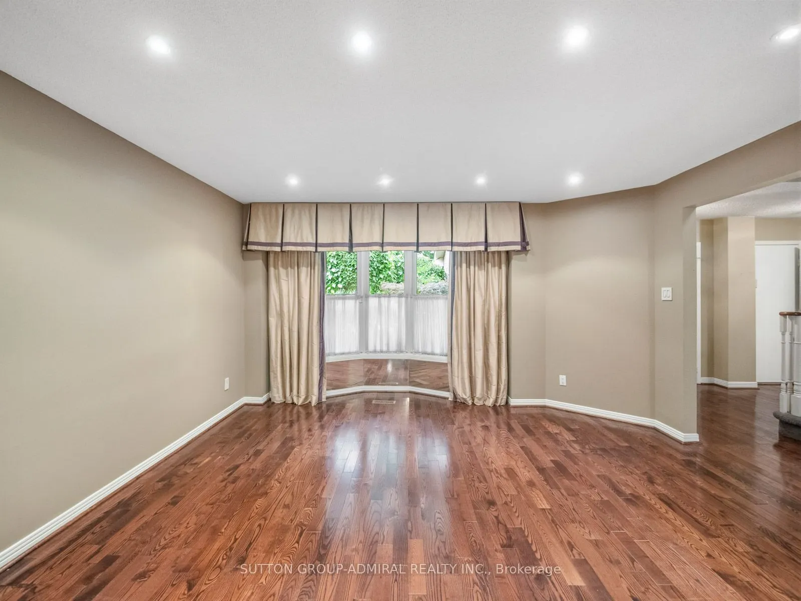 19 Jessica Gardens
