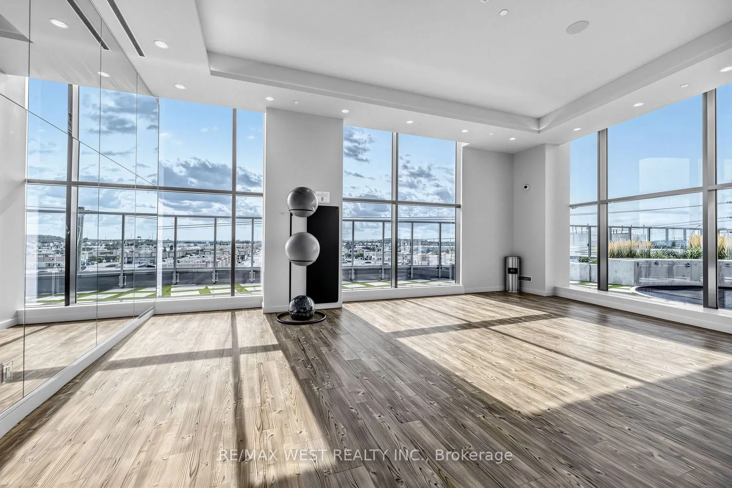 10 Abeja Street #1516