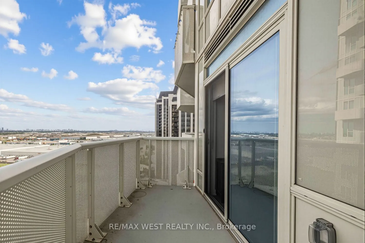 10 Abeja Street #1516