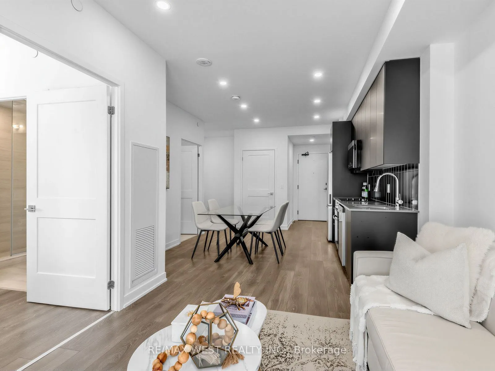 10 Abeja Street #1516