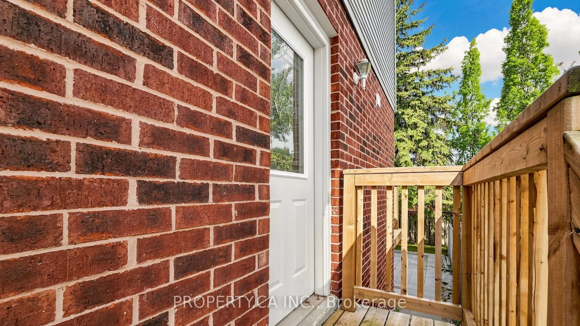 32 Hodgins Avenue