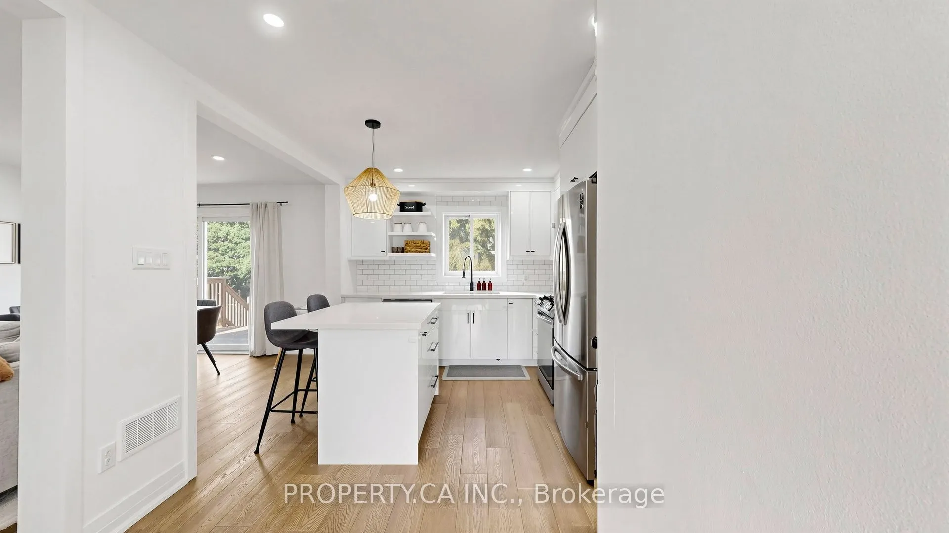 32 Hodgins Avenue
