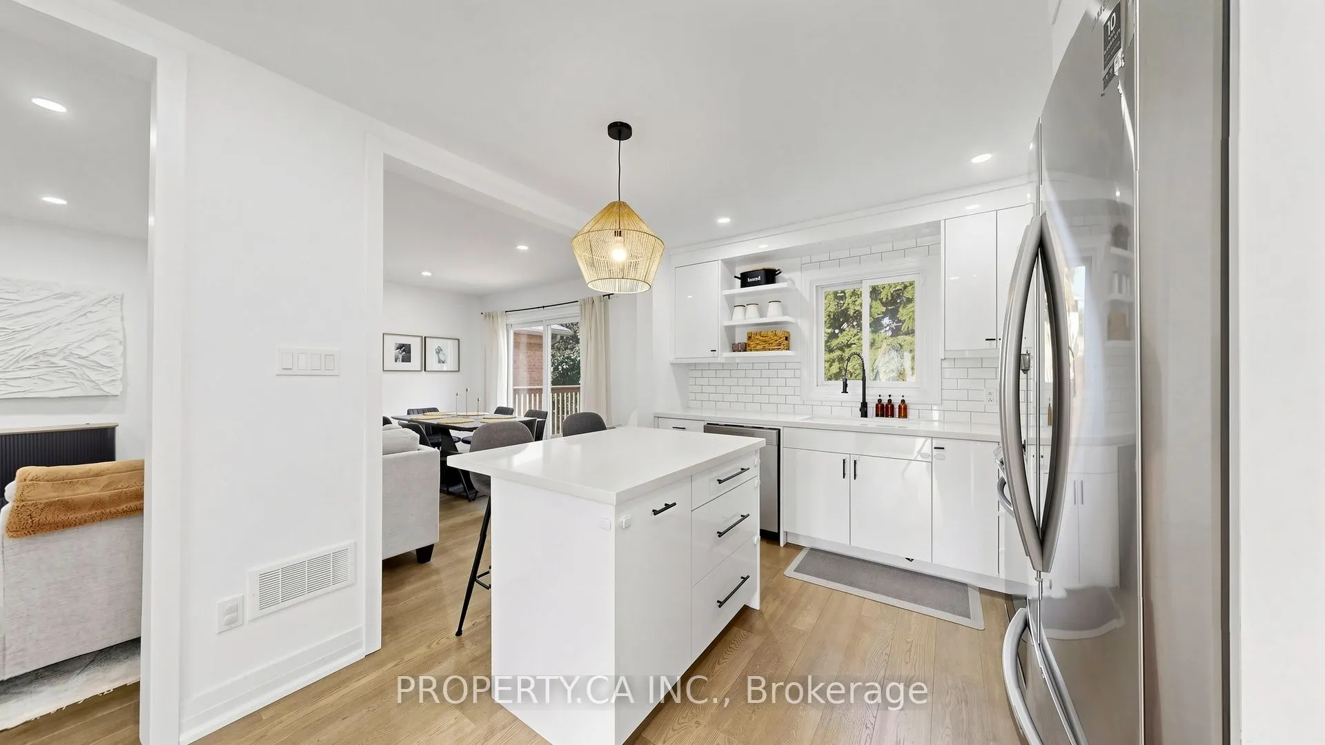 32 Hodgins Avenue