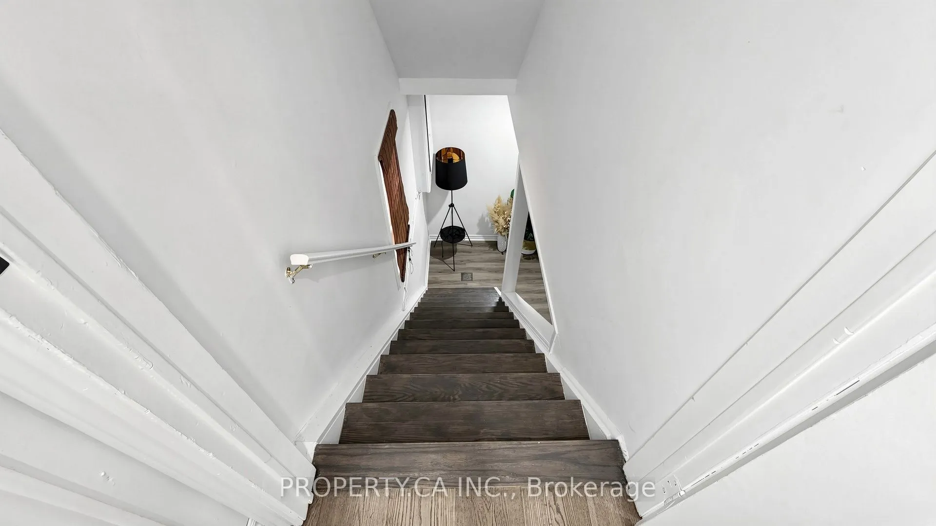 32 Hodgins Avenue
