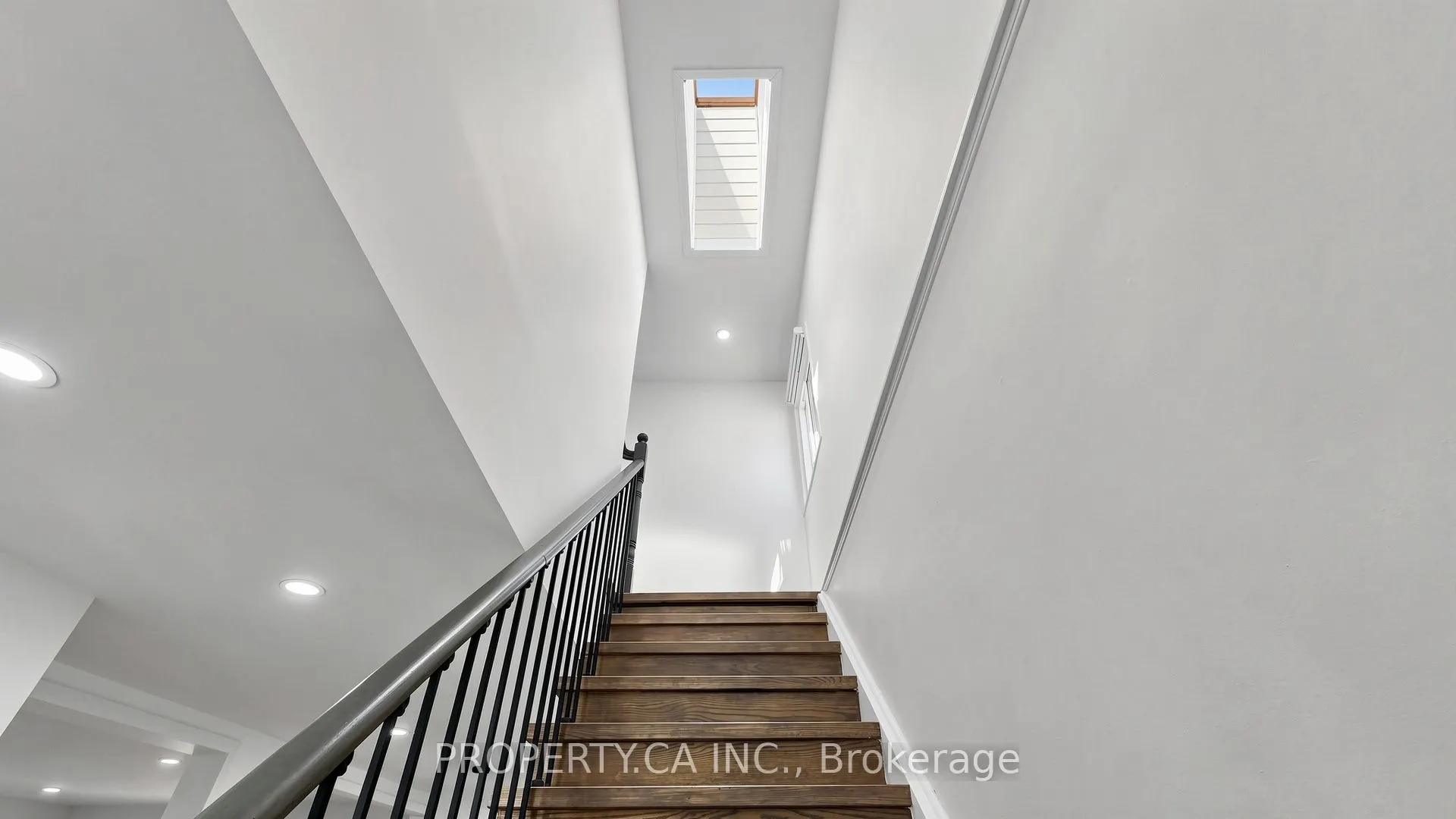 32 Hodgins Avenue