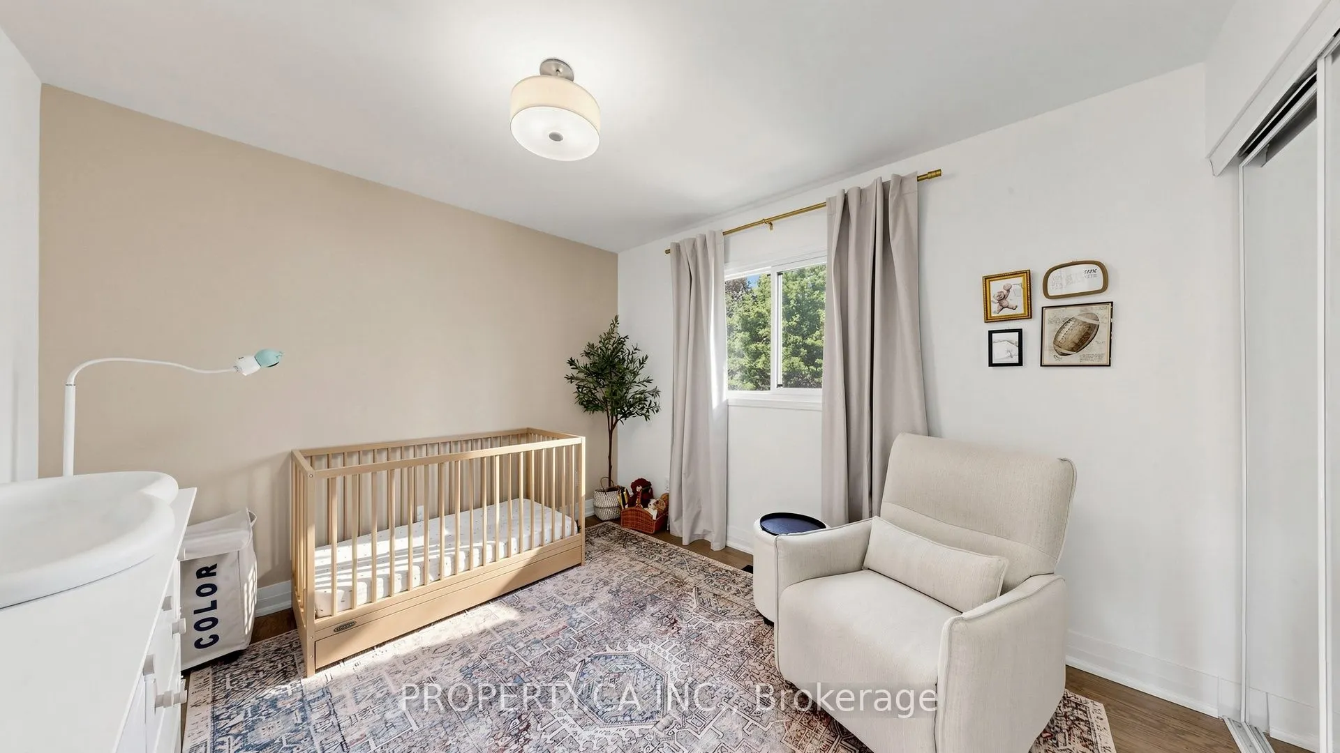 32 Hodgins Avenue