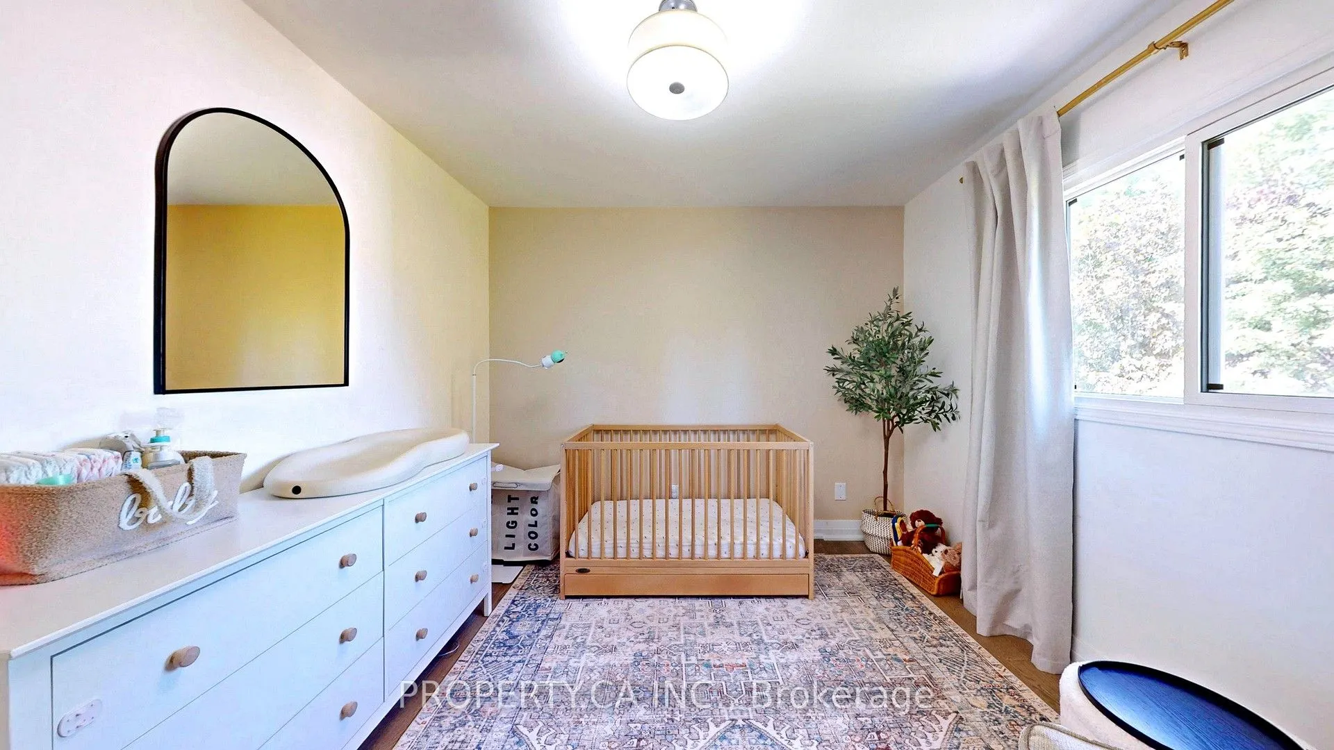 32 Hodgins Avenue