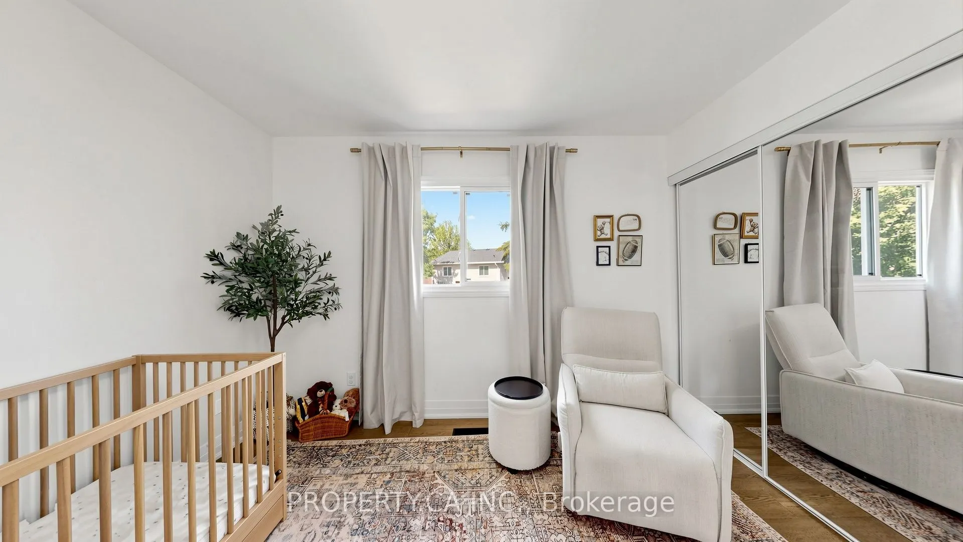 32 Hodgins Avenue