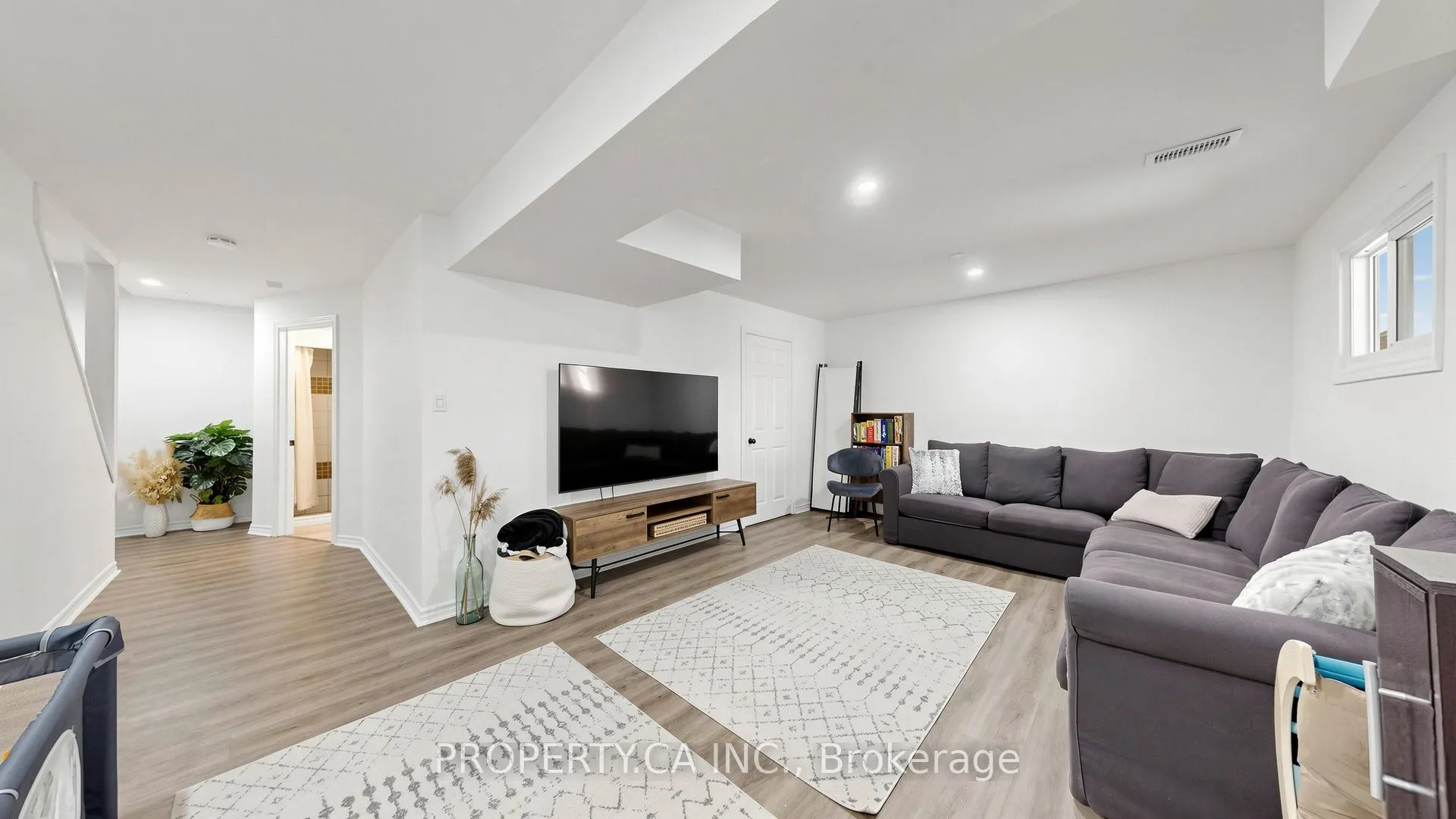 32 Hodgins Avenue