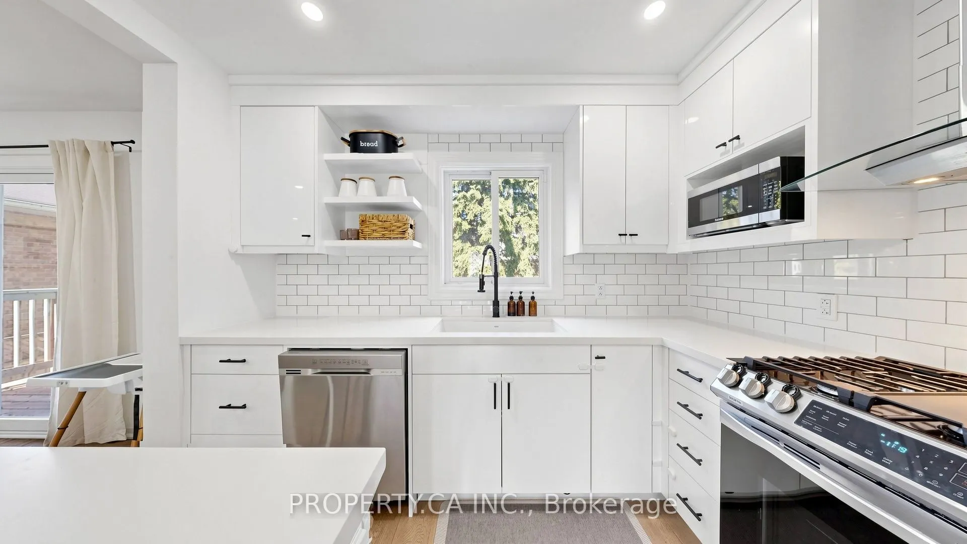 32 Hodgins Avenue