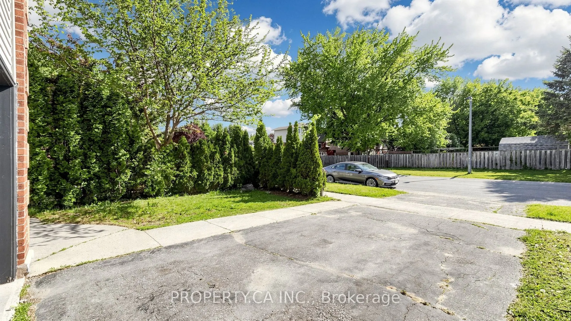 32 Hodgins Avenue