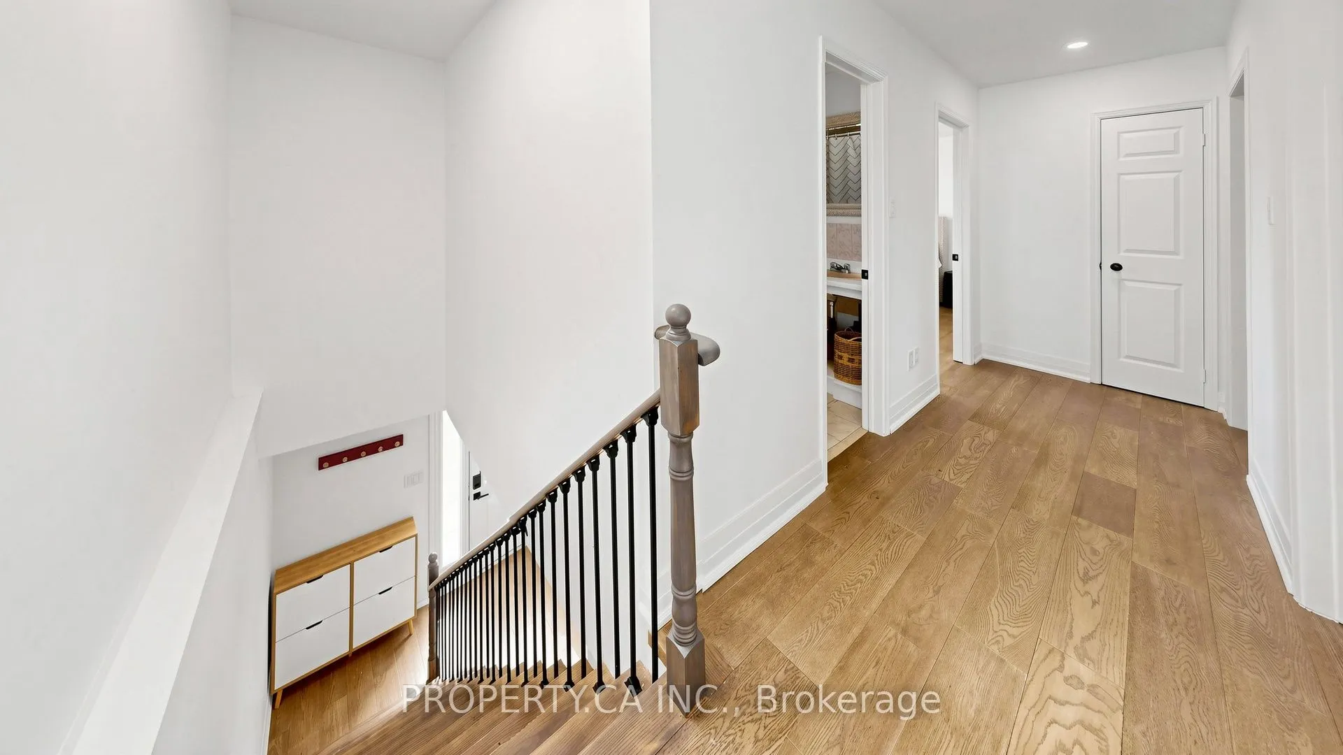 32 Hodgins Avenue
