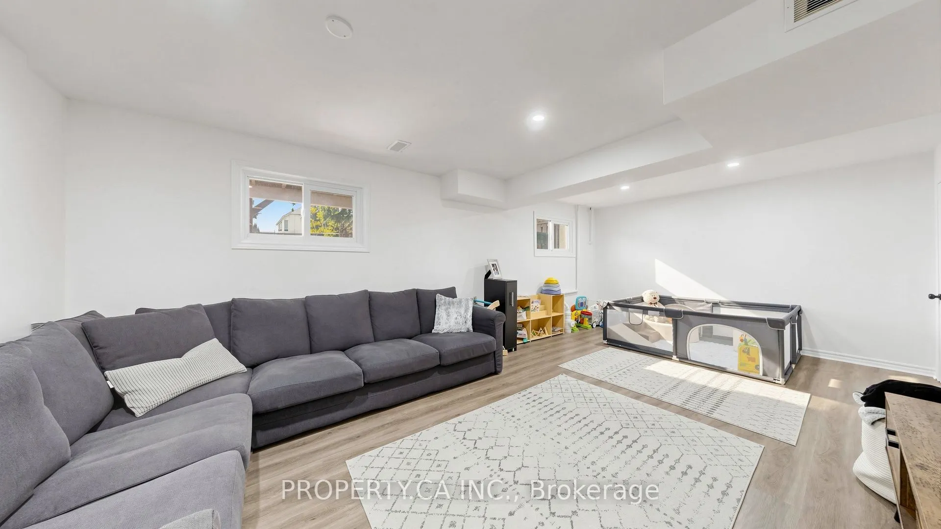 32 Hodgins Avenue
