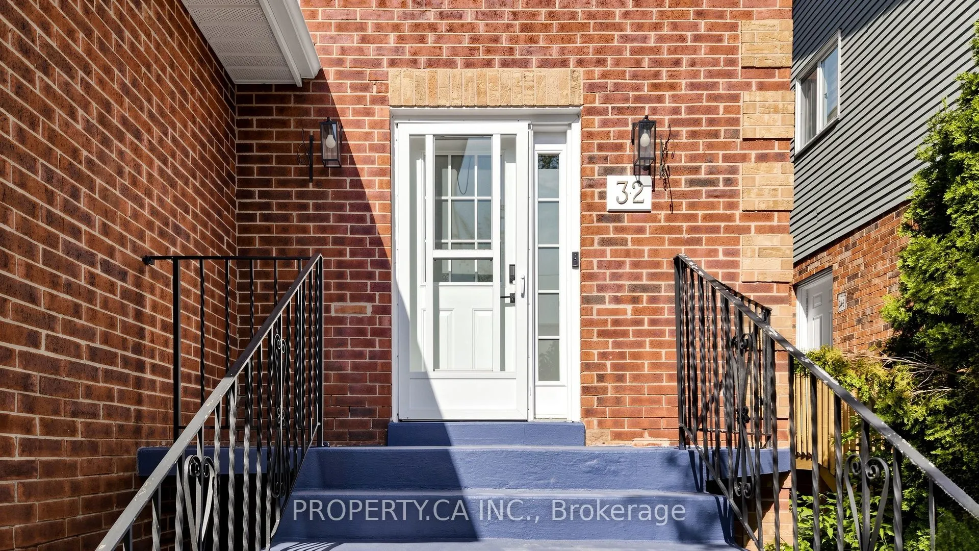 32 Hodgins Avenue