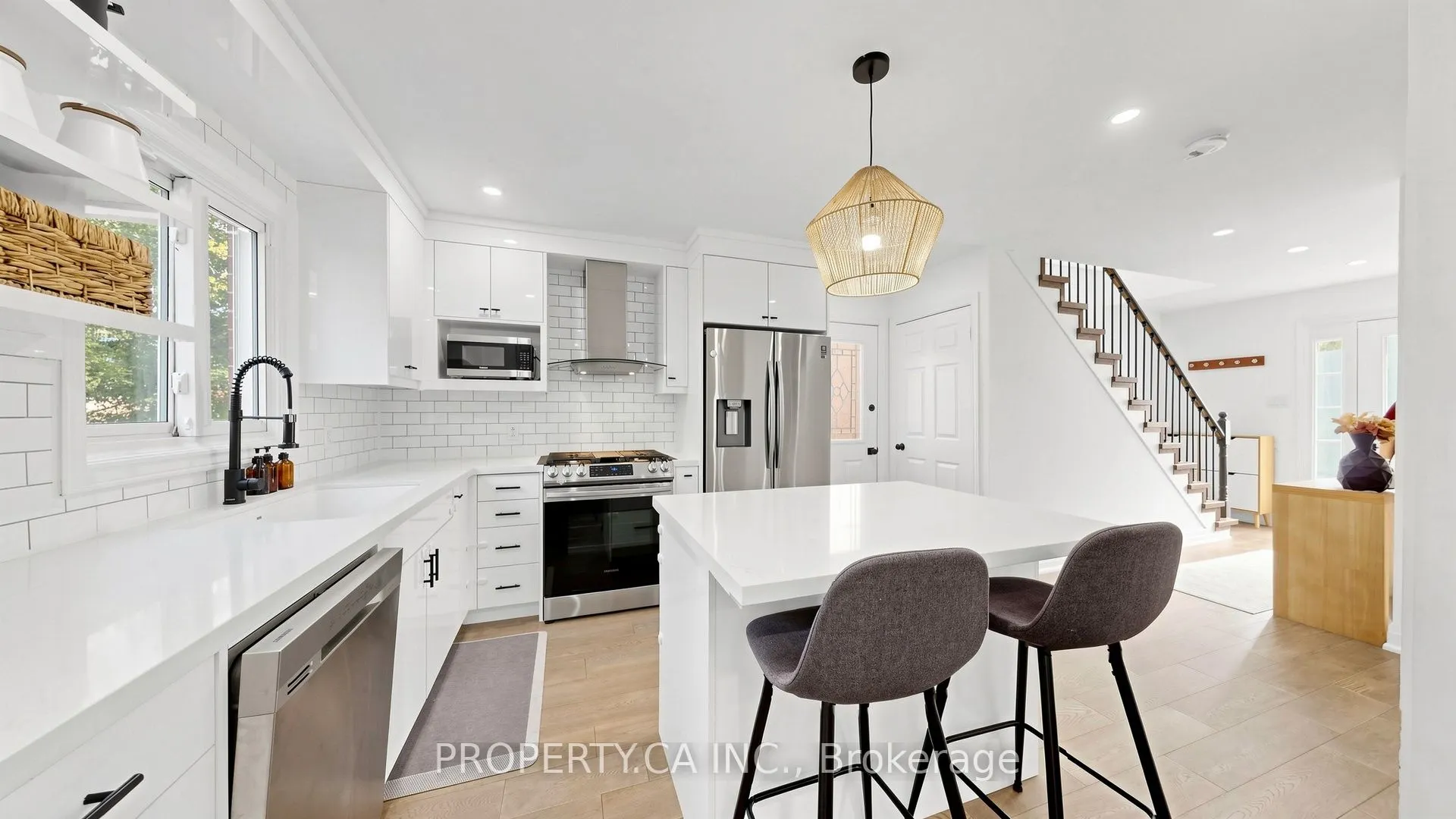 32 Hodgins Avenue
