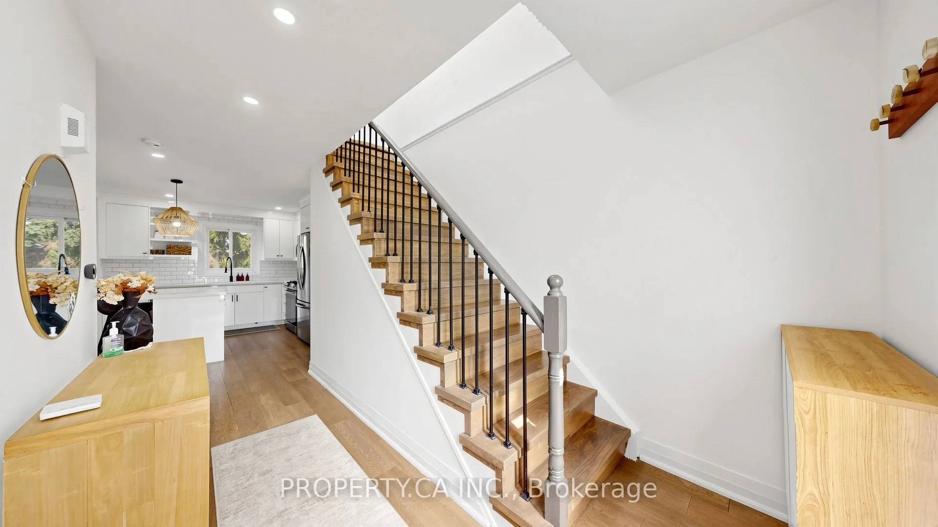 32 Hodgins Avenue