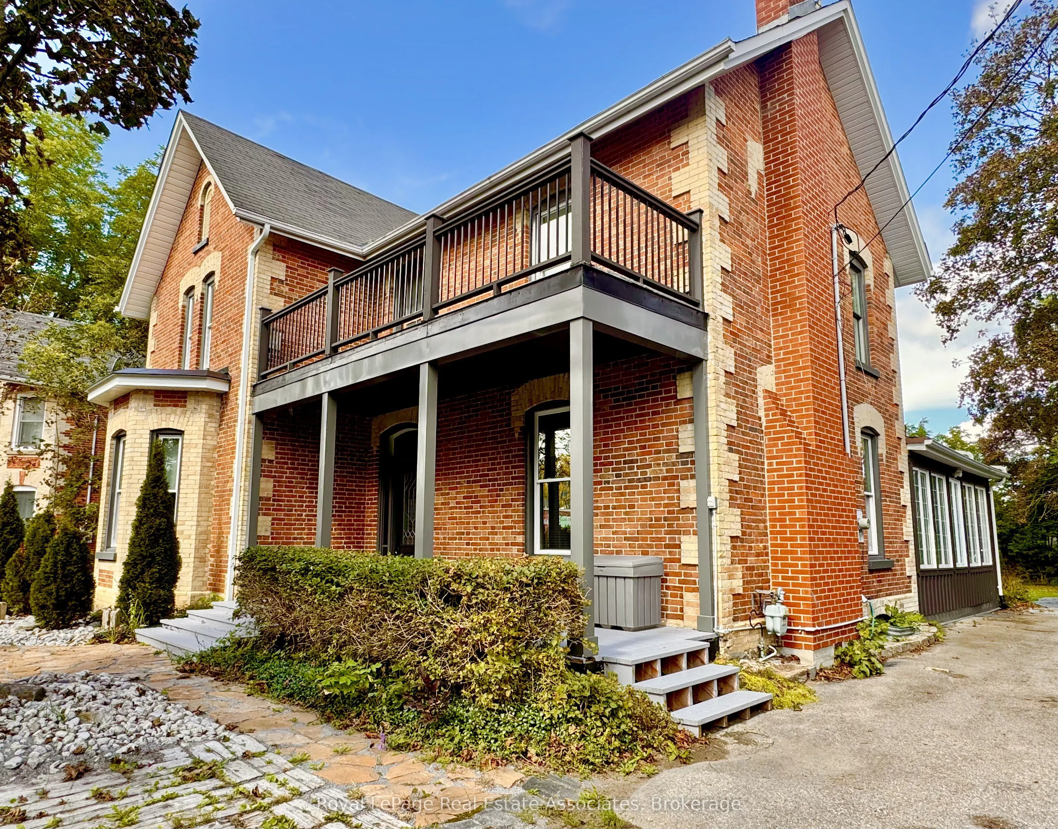 52 Cameron Street E