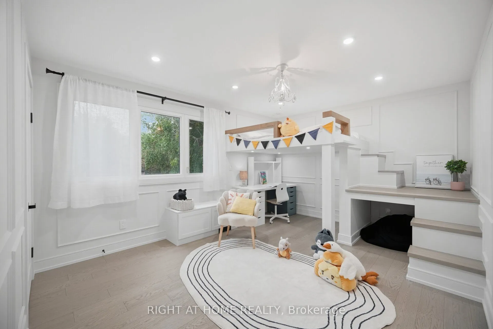 4 Simmons Crescent