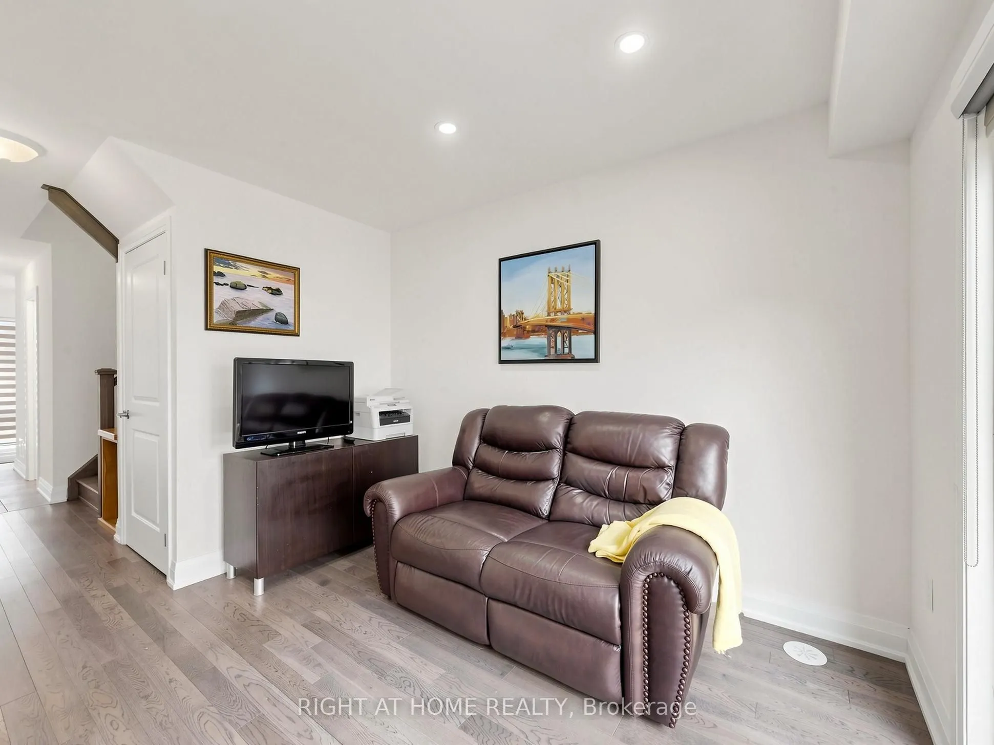 23 Moneypenny Place