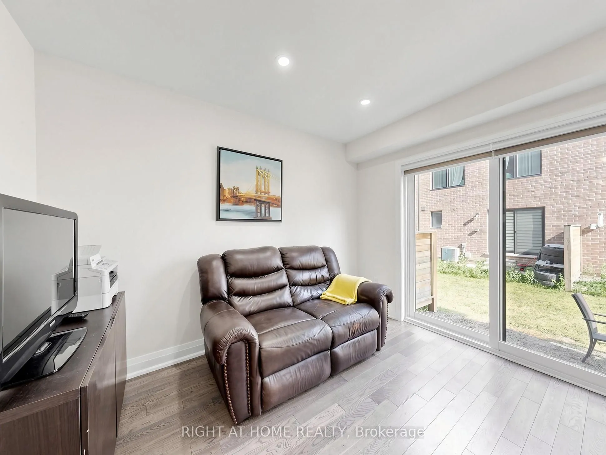 23 Moneypenny Place