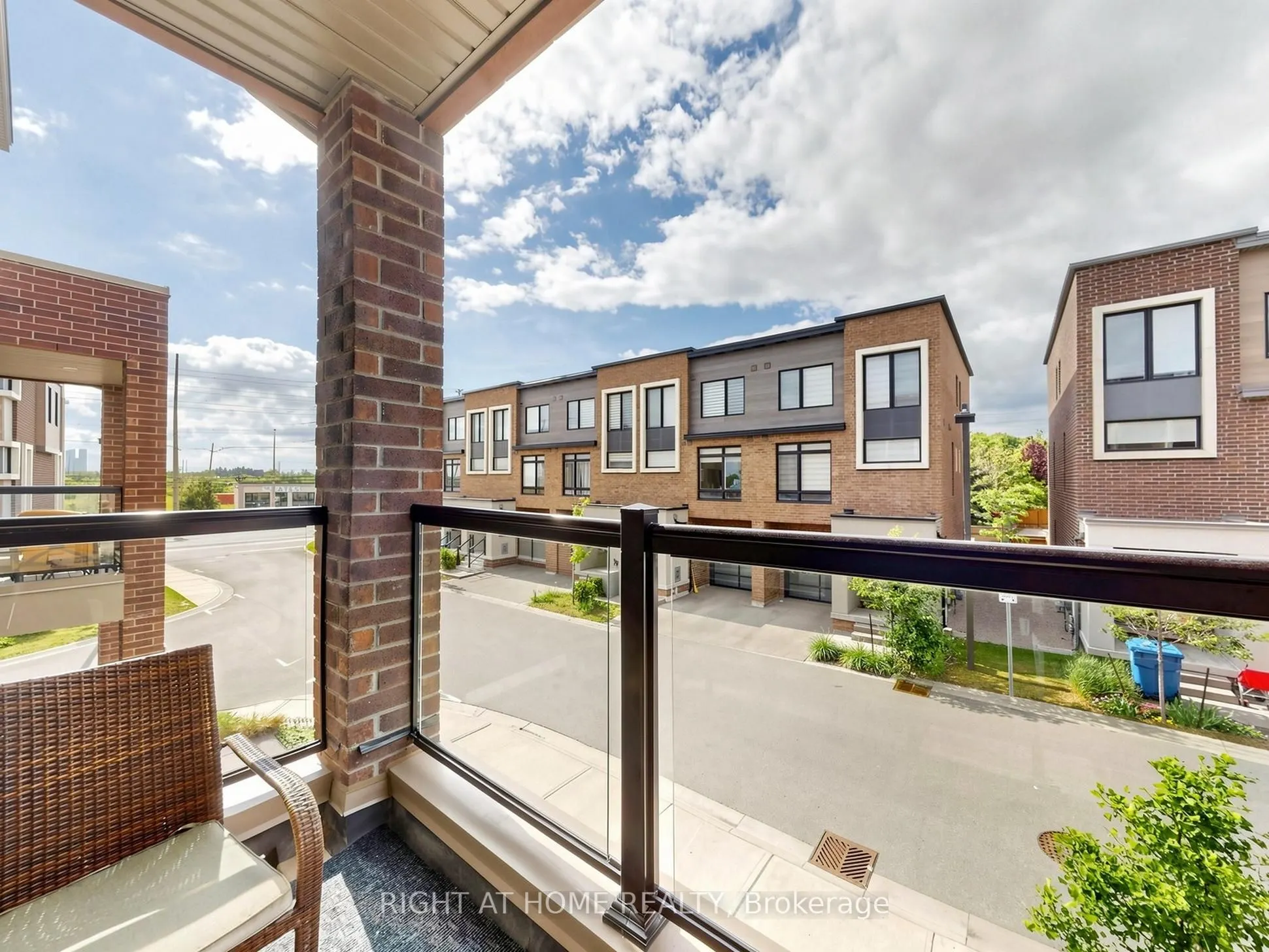 23 Moneypenny Place