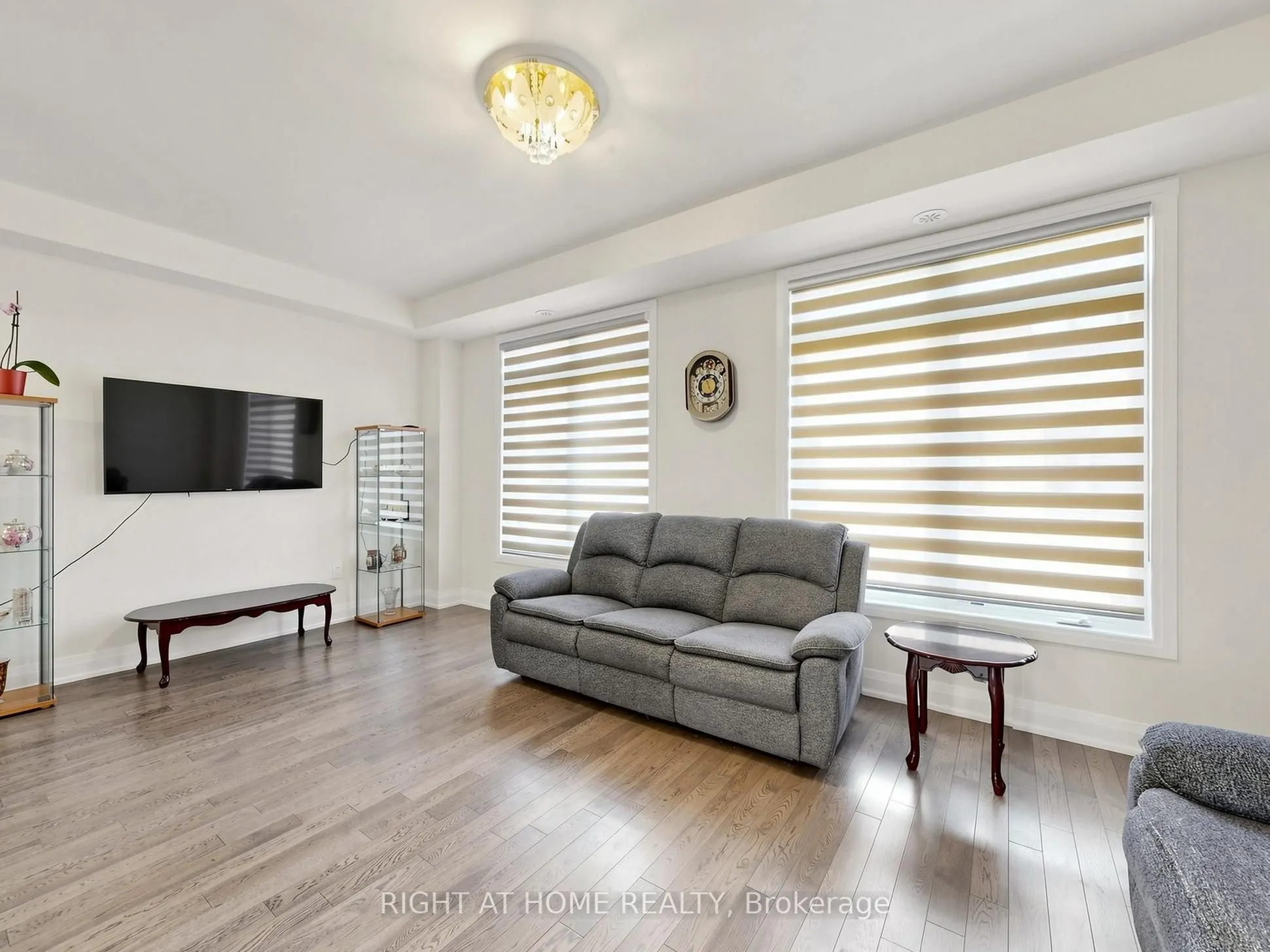 23 Moneypenny Place