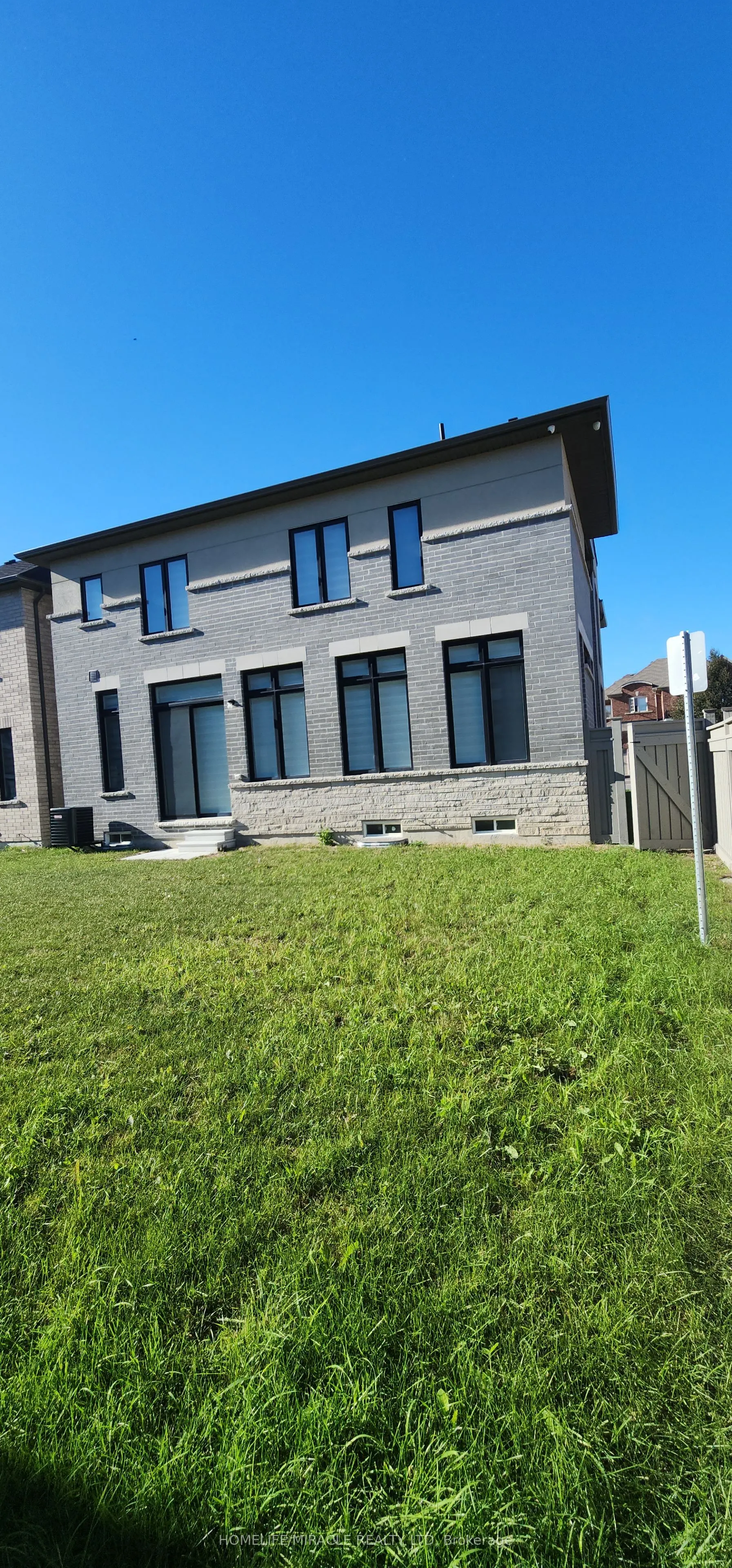 89 Halldorson Avenue