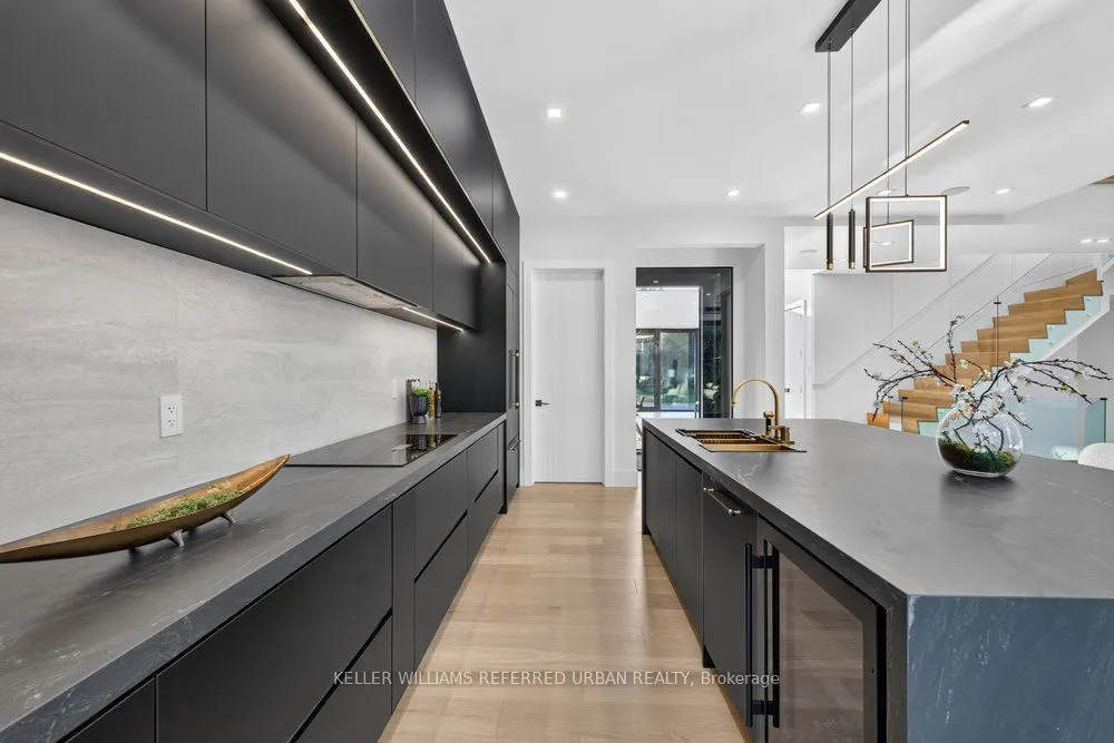 11 Knowles Crescent