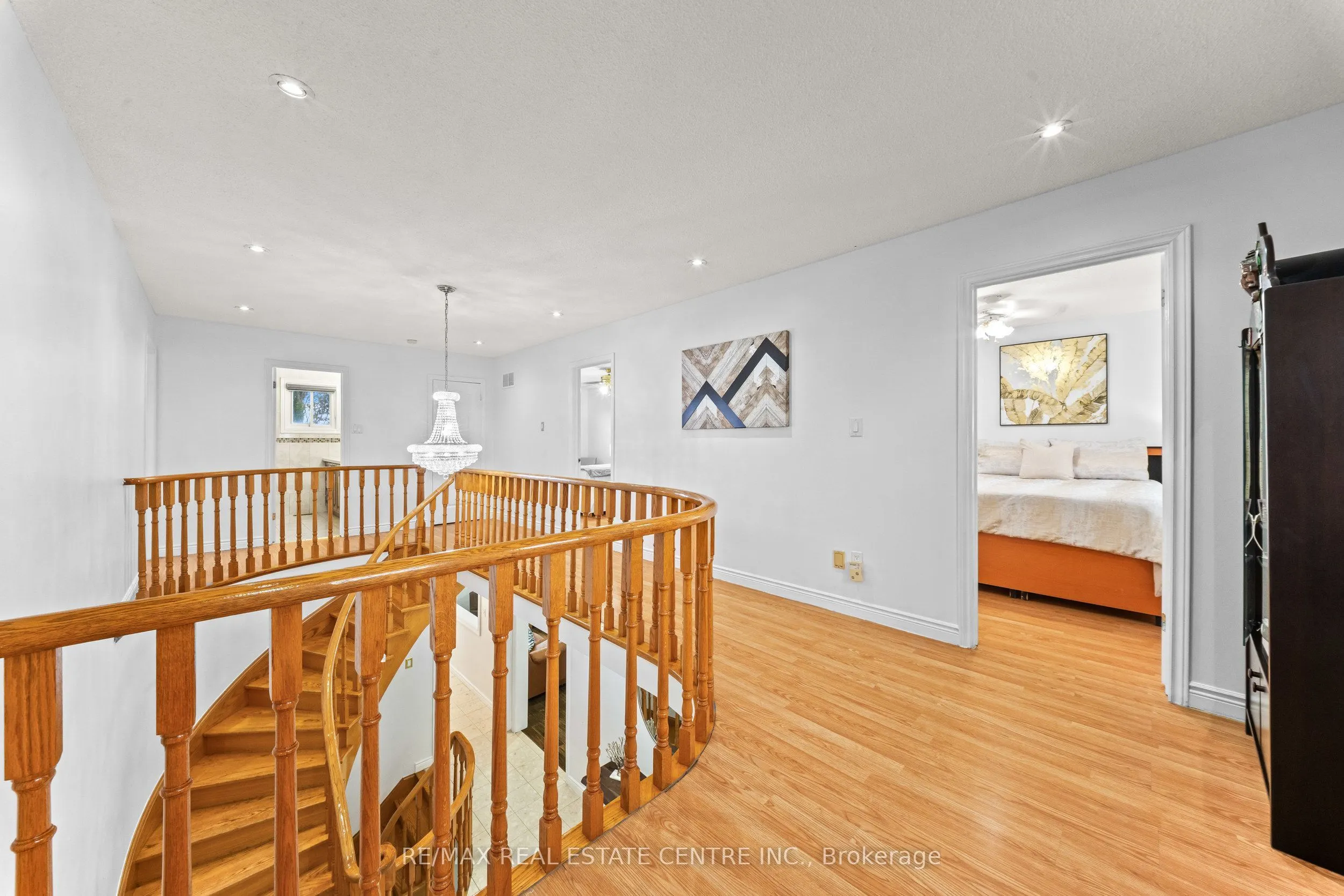 2 Hollyburn Court