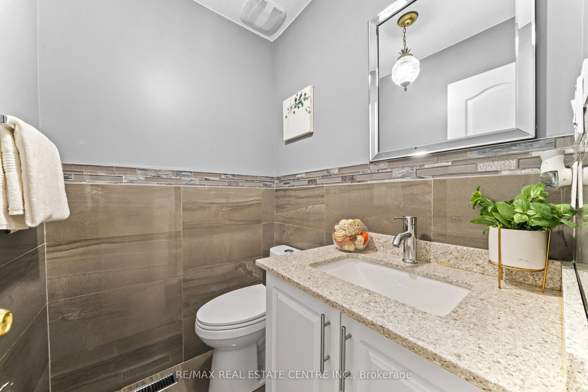 2 Hollyburn Court