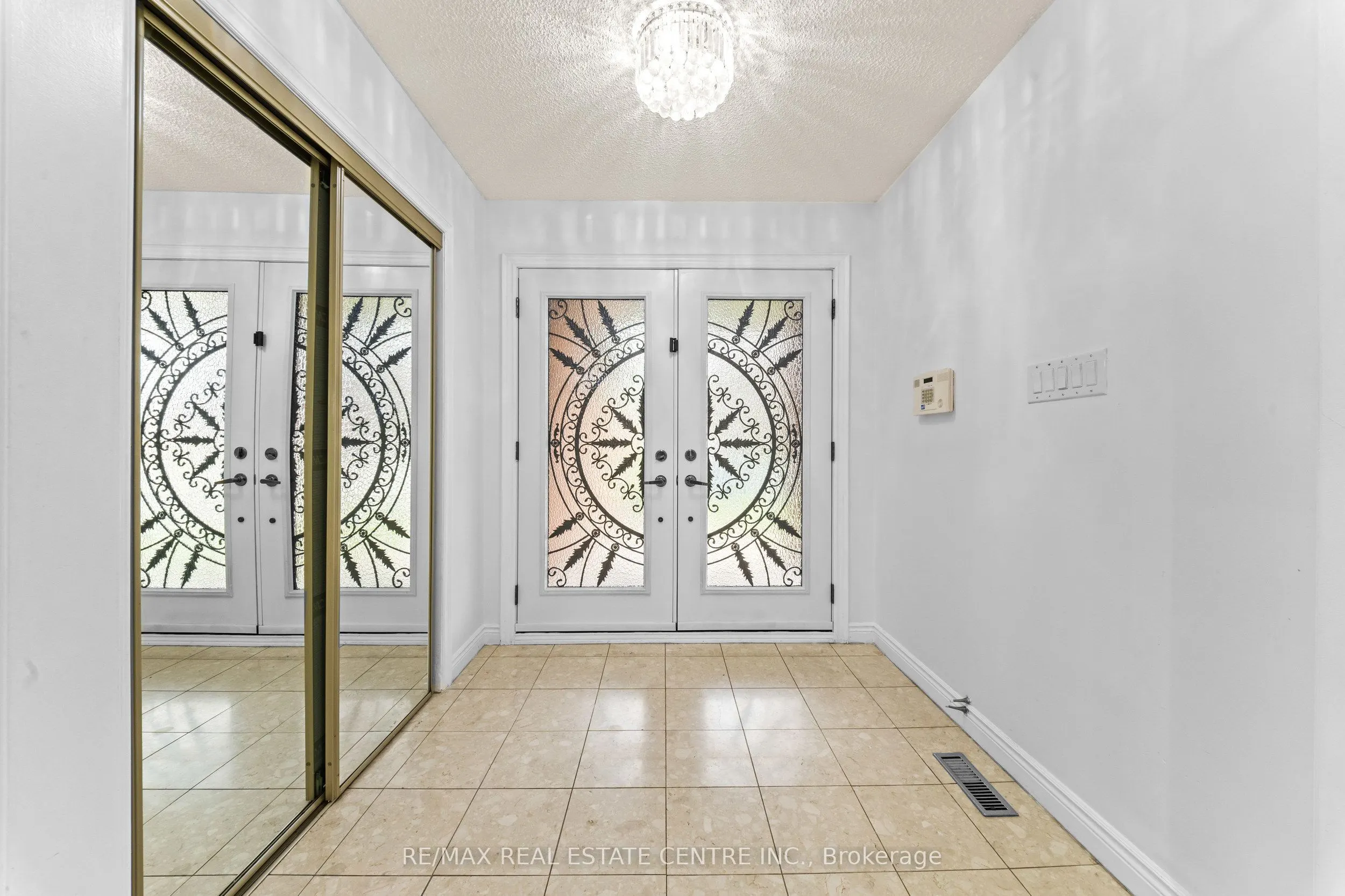 2 Hollyburn Court