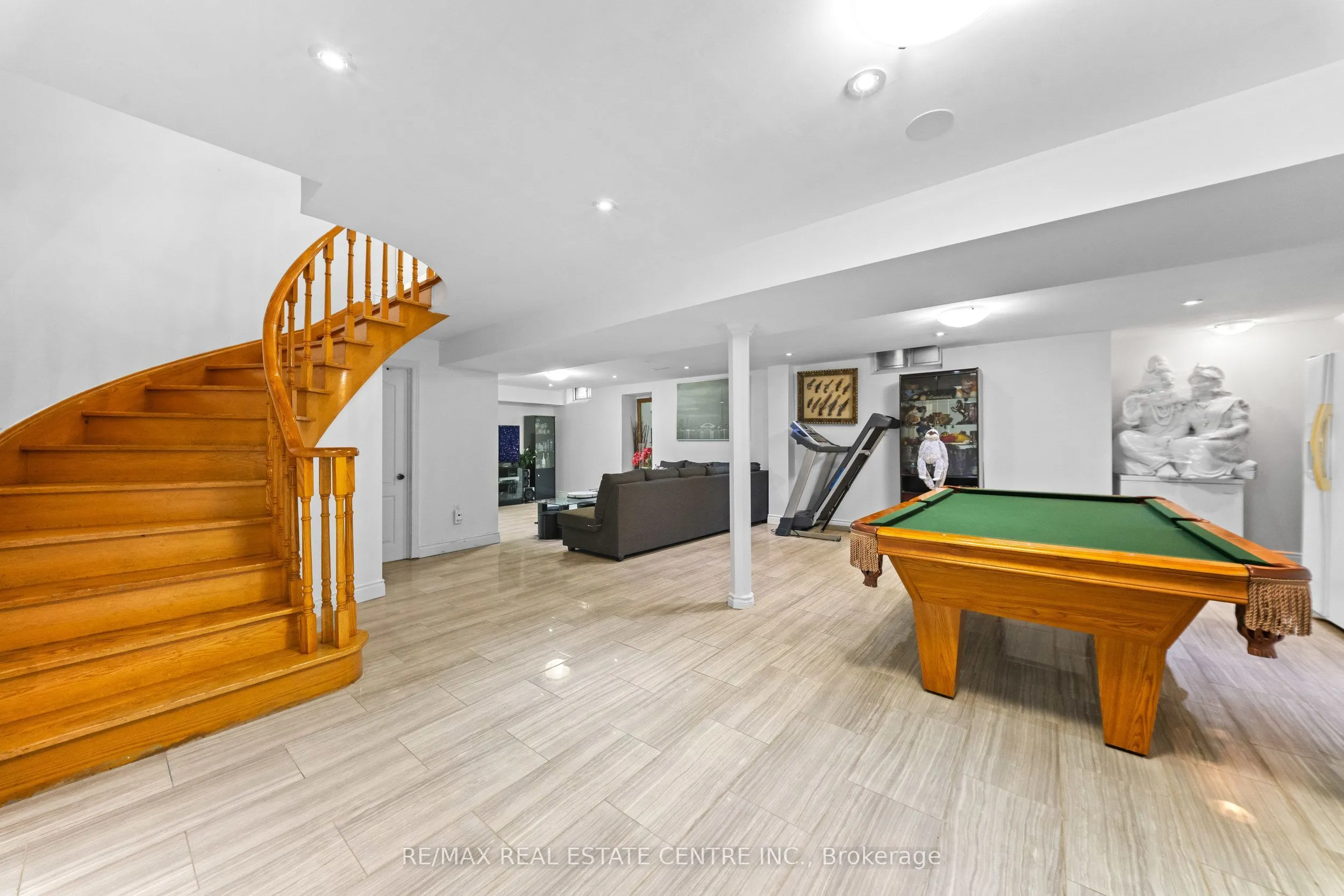 2 Hollyburn Court