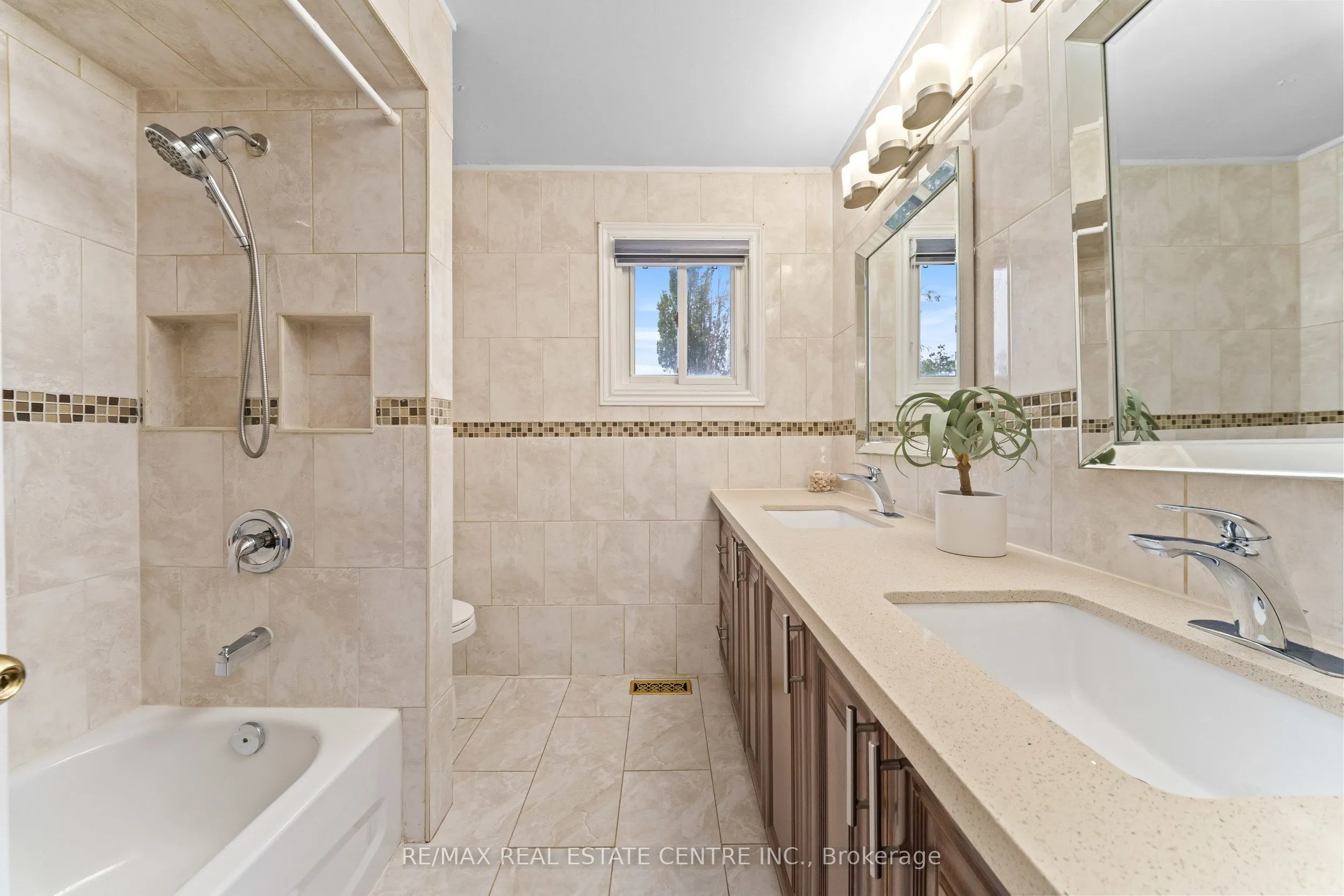 2 Hollyburn Court
