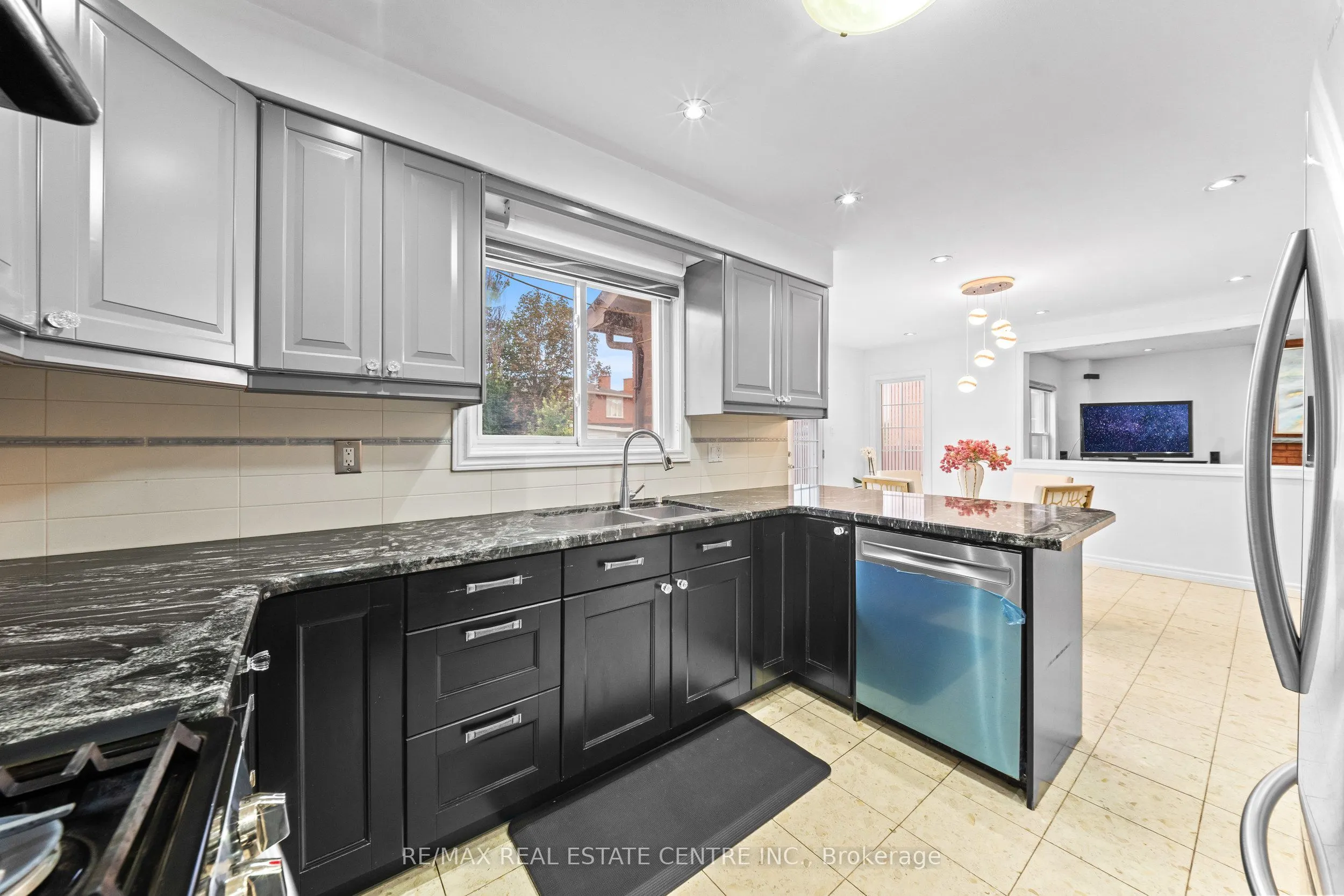 2 Hollyburn Court